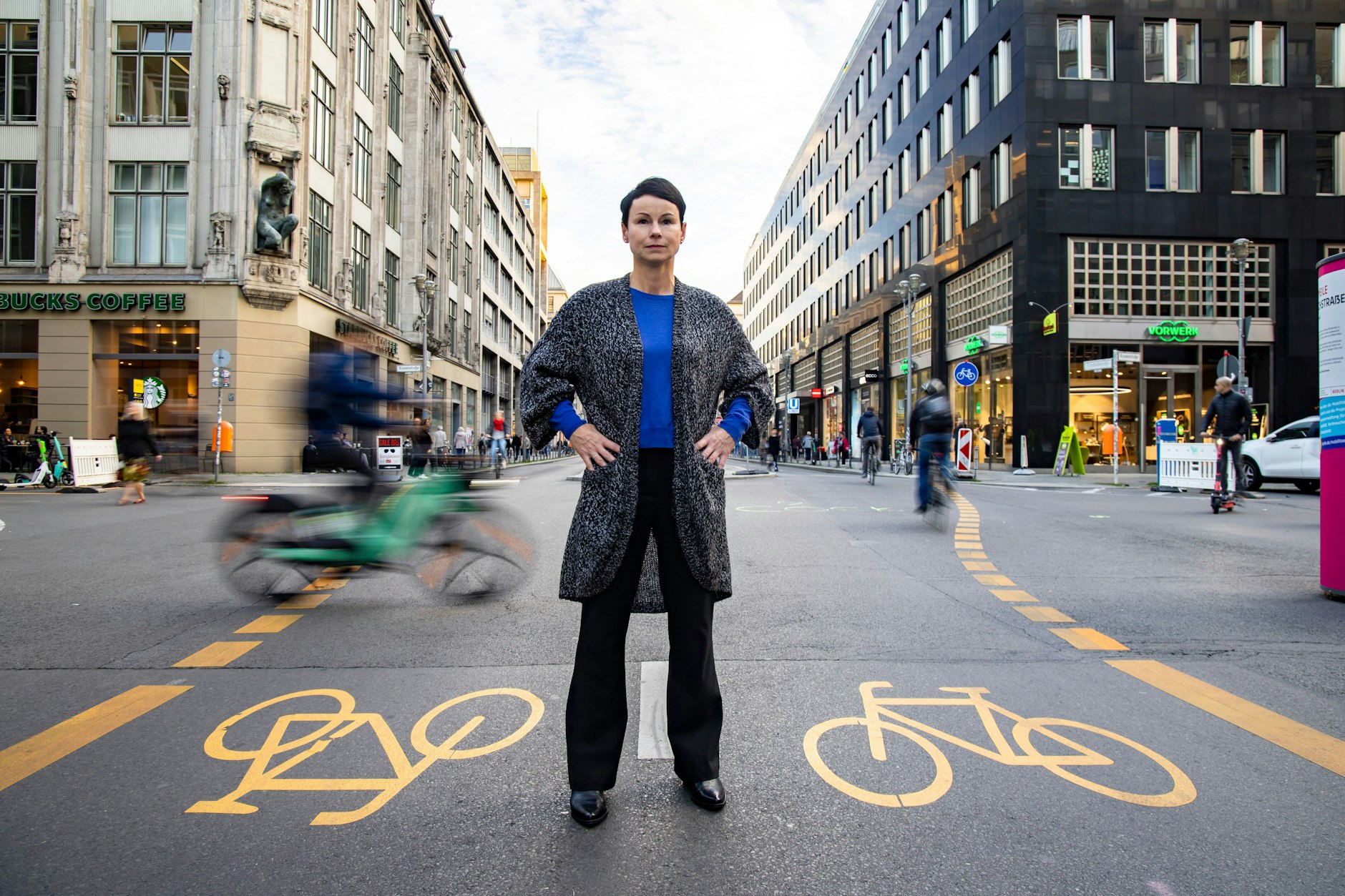 Anja Schröder hat eine Leidenschaft für Wein – und eine klare Meinung zur Verkehrswende in Mitte. Sie hat gegen die autofreie Friedrichstraße geklagt.