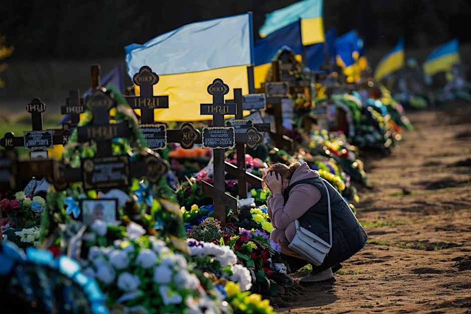 Eine Frau trauert auf einem Friedhof in Mykolajiw um ihren einzigen Sohn, der bei einem russischen Bombenangriff getötet wurde.