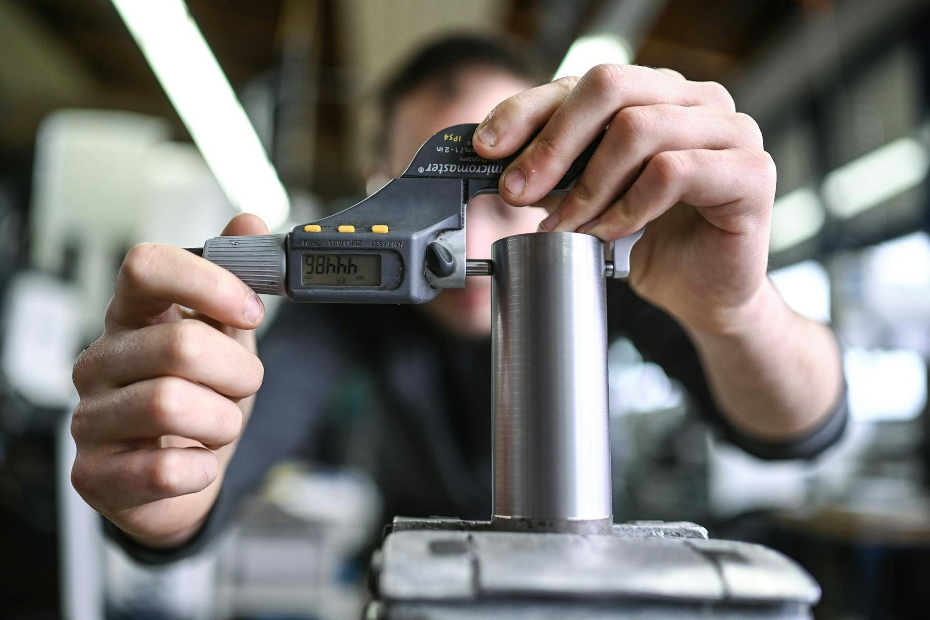 ARCHIV - Ein Auszubildender im Metall-Handwerk misst in einem Ausbildungszentrum die Dicke eines Werkstücks (Symbolbild). Der Studie zufolge haben zehntausende junge Menschen das «Risiko, langfristig ohne Berufsabschluss zu bleiben».