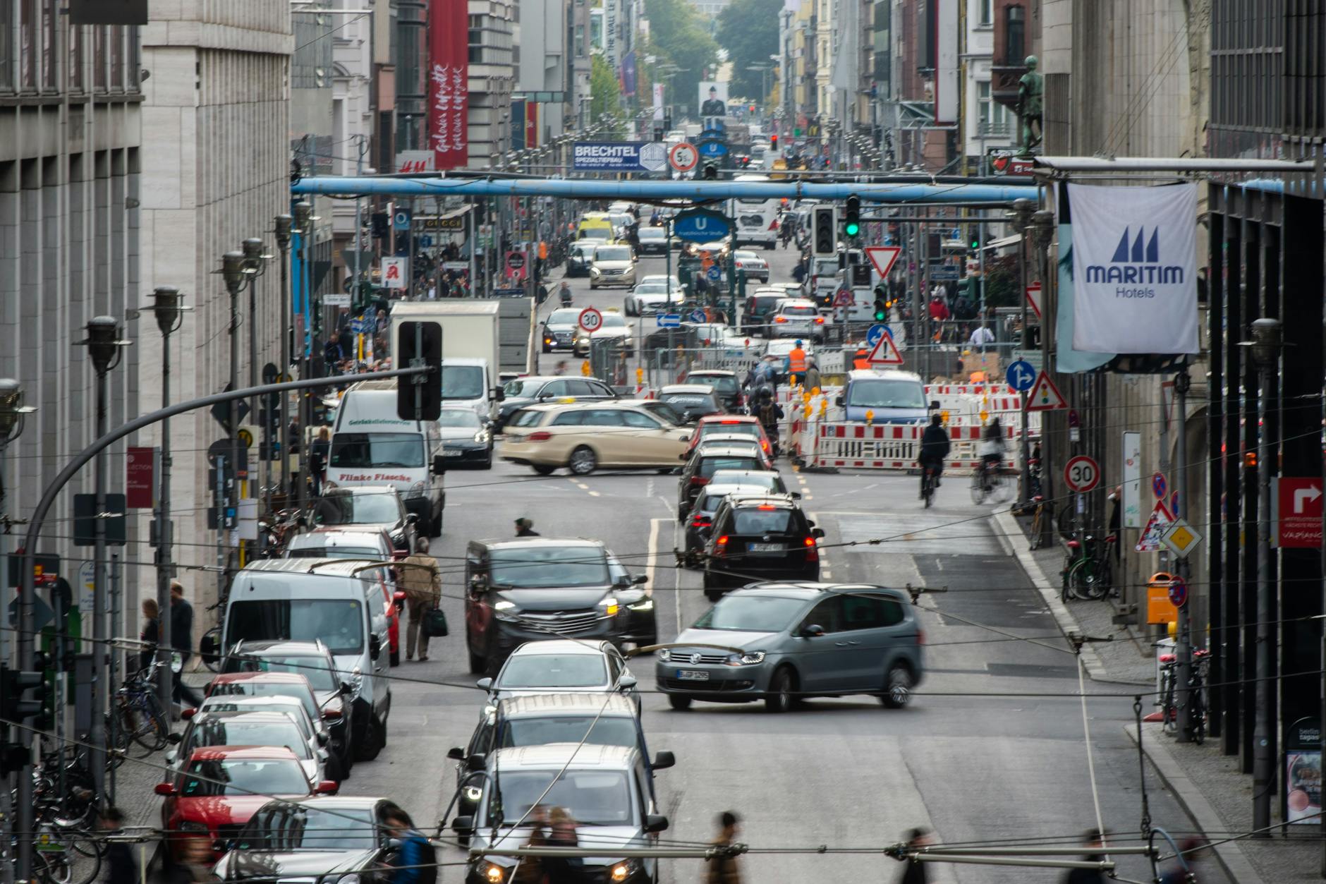 Vor der ersten Sperrung: Autoverkehr in der Friedrichstraße mit dem Warenhaus Galeries Lafayette (hinten links).
