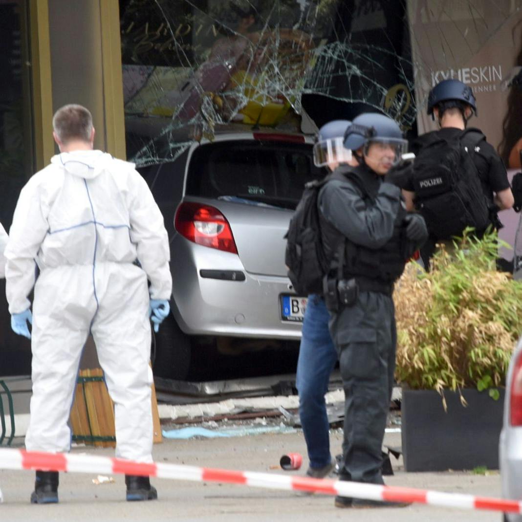 Ende einer Amokfahrt: Der Kleinwagen krachte in das Schaufenster einer Parfümerie.