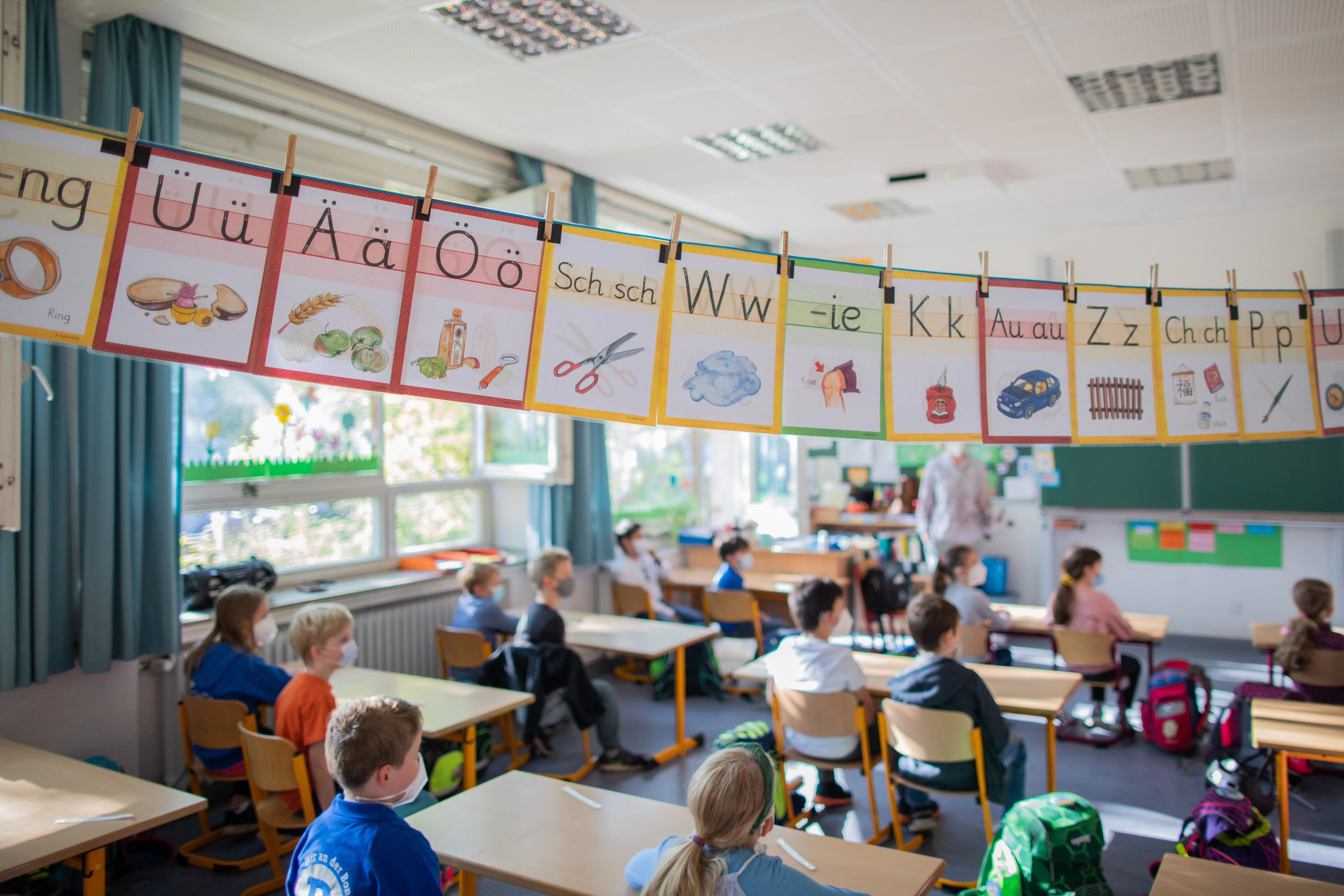 Jedes Kind benötigt individuelle Aufmerksamkeit. In kleineren Gruppen ist das noch möglich, doch in einer Schulklasse mit meist bis zu 30 Schüler:innen, ist es schwerer, auf jede:n einzelne:n einzugehen.