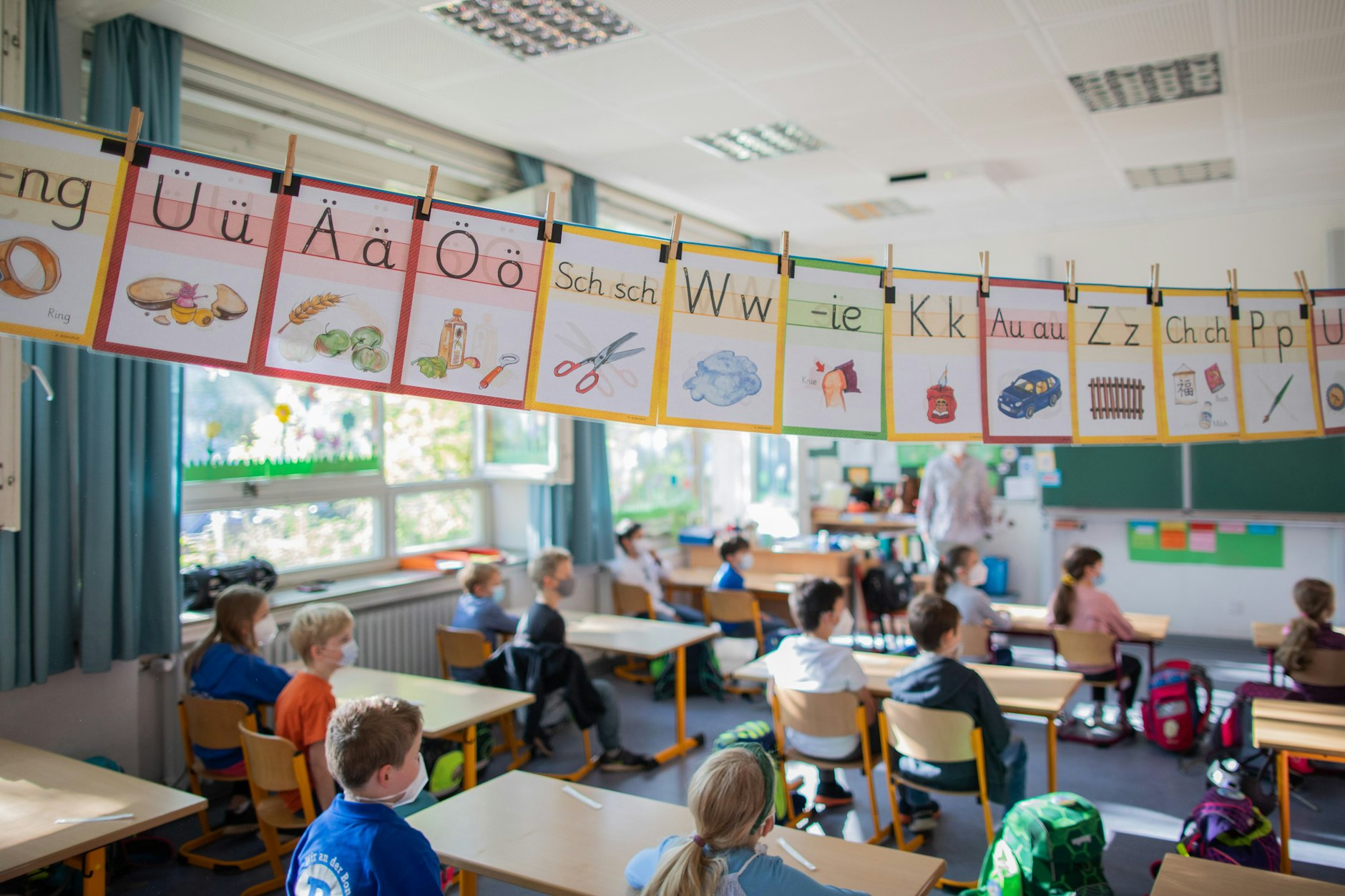Jedes Kind benötigt individuelle Aufmerksamkeit. In kleineren Gruppen ist das noch möglich, doch in einer Schulklasse mit meist bis zu 30 Schüler:innen, ist es schwerer, auf jede:n einzelne:n einzugehen.