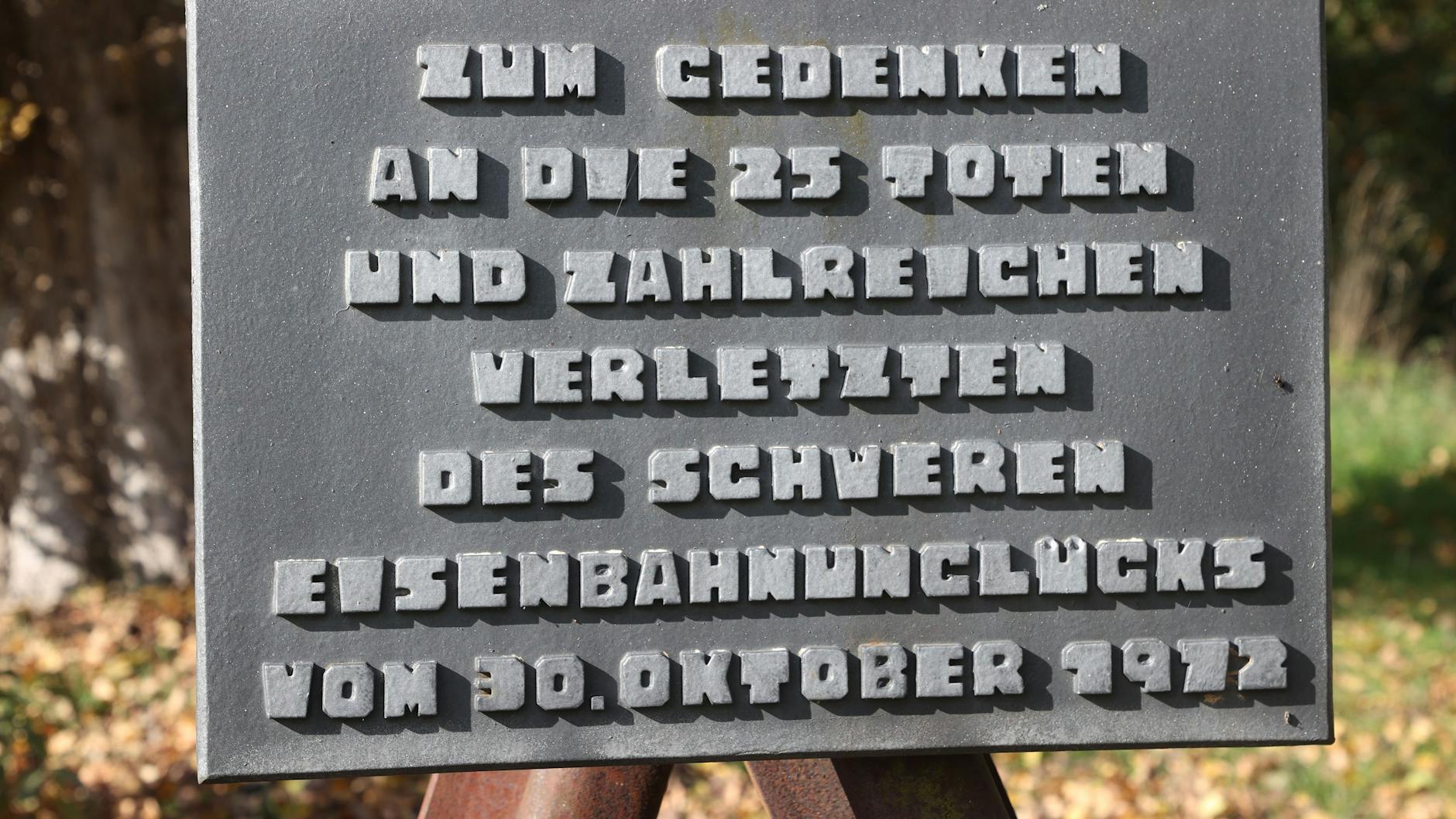 Eine Gedenktafel erinnert an die Opfer an der Unglücksstelllevon 1972. 
