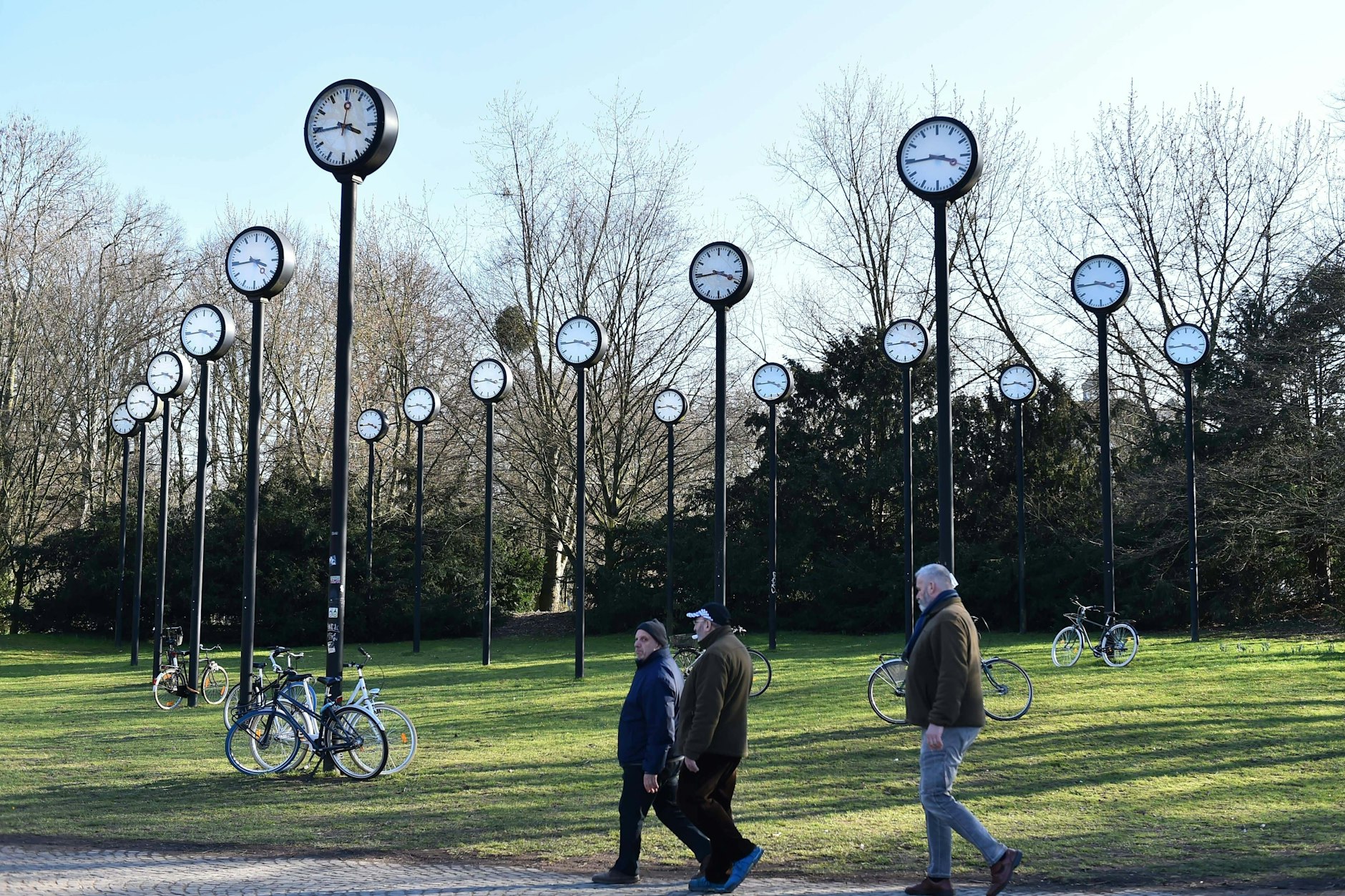 Hoffentlich muss da keiner auf jede Uhr einzeln klettern, um die Winterzeit einzustellen ...