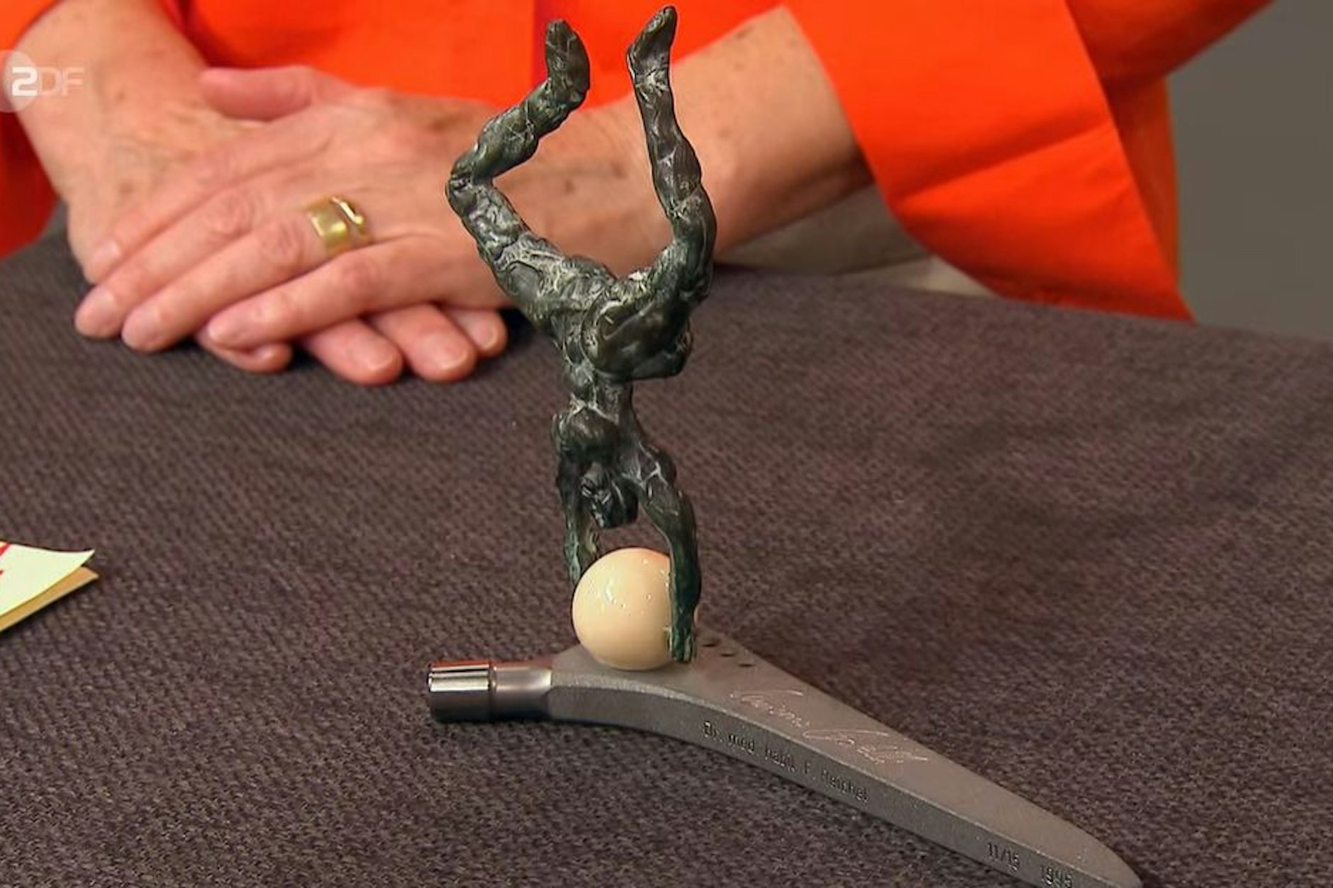 Nicht alltäglich – ein künstliches Hüftgelenk bei „Bares für Rares“.