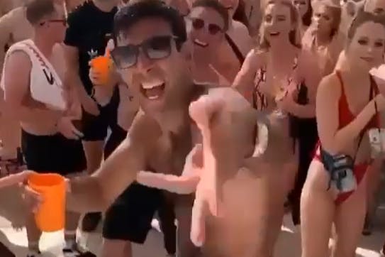 Das Video zeigt einen ausgelassen tanzenden Mann. 