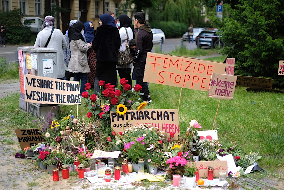 Eine Mahnwache im Mai 2022 für die ermordete Zohra G. an der Kreuzung Maximilianstraße Ecke Mühlenstraße in Pankow.