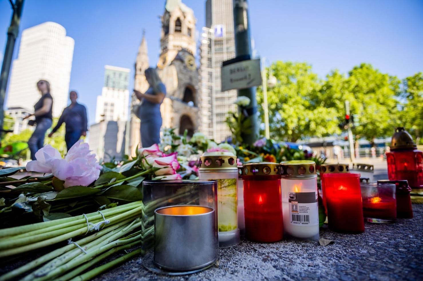Trauer in Berlin: Blumen liegen in der Nähe des Tatorts.