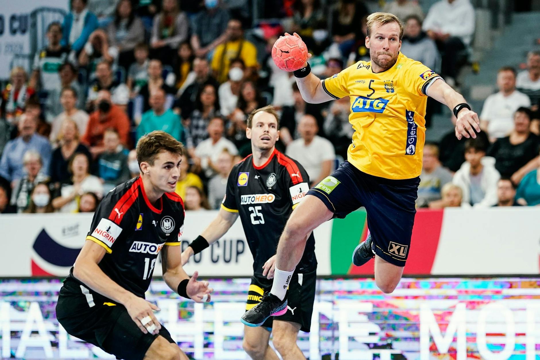 Julian Köster (l) und Kai Häfner hatten mit dem DHB-Team gegen Schweden (hier Max Darj) das Nachsehen.