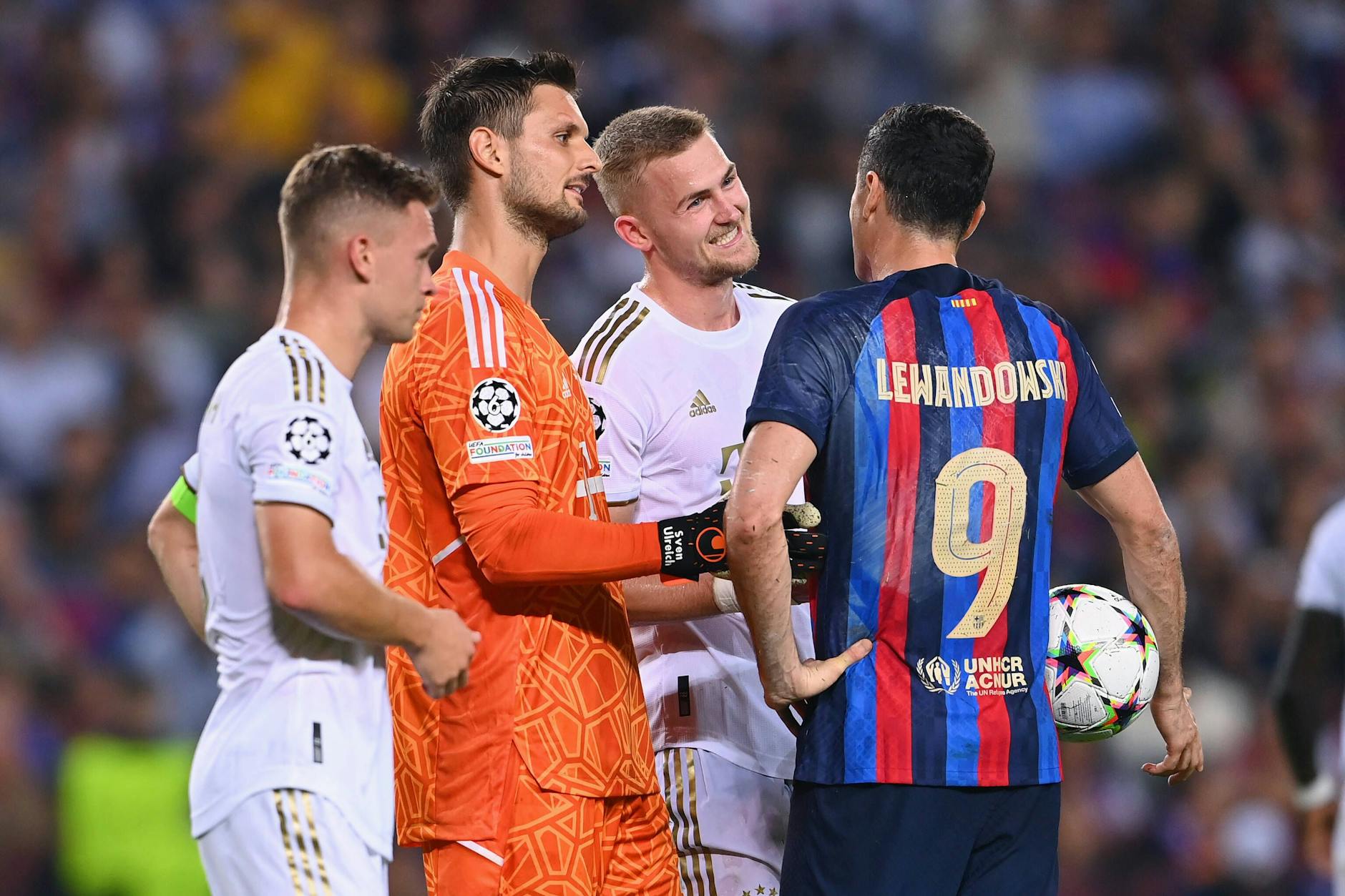 Kein Tor und das Aus in der Vorrunde der Champions League: Robert Lewandowski (r.) erlebte gegen reife Bayern um Joshua Kimmich, Sven Ulreich und Matthijs de Ligt (v. l.) einen gebrauchten Abend.