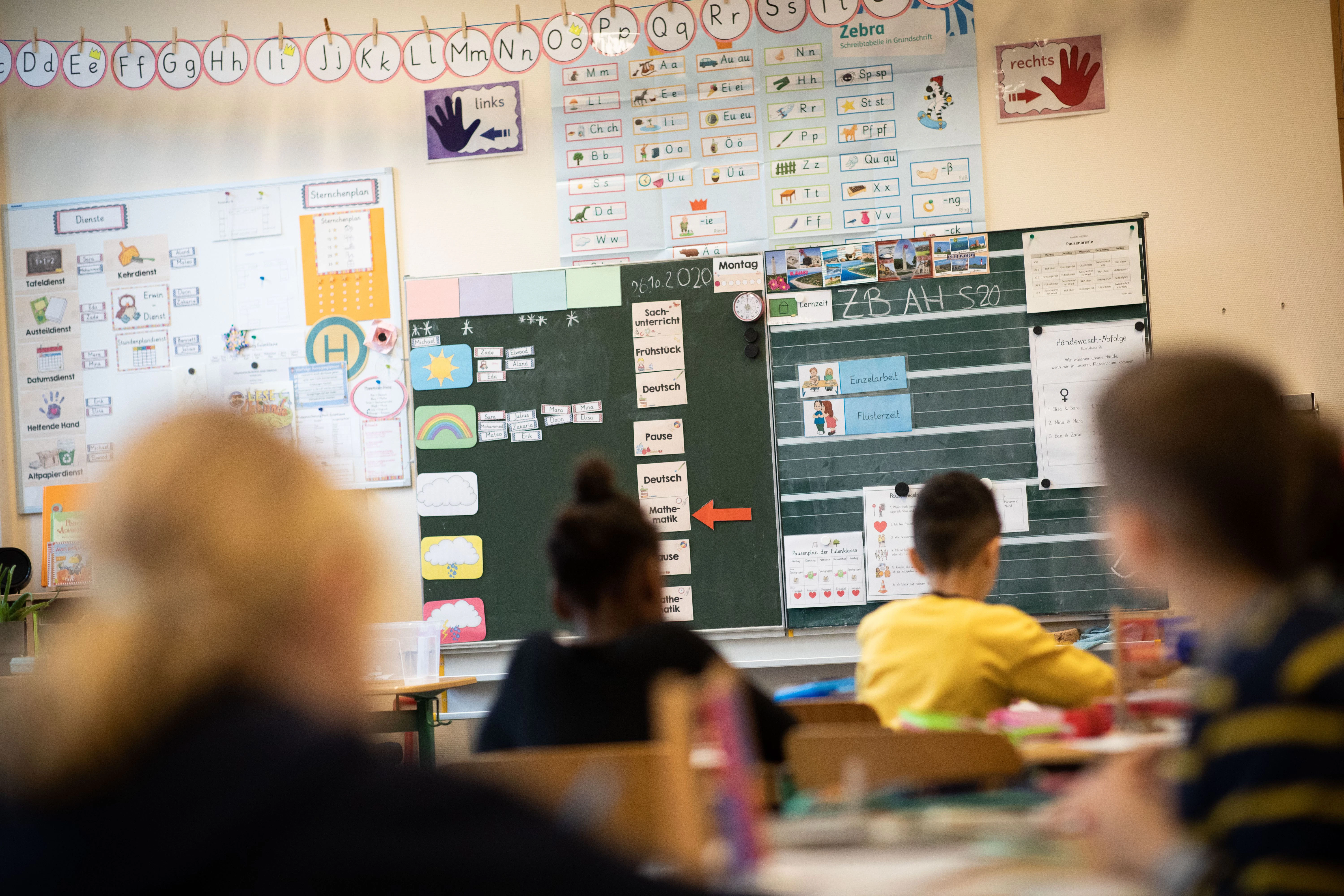 Den jungen Grundschullehrer:innen fehlt nach absolviertem Studium die praxisnahe Erfahrung, weshalb auch für sie die ersten Schulwochen eine große Herausforderung sind.&nbsp;