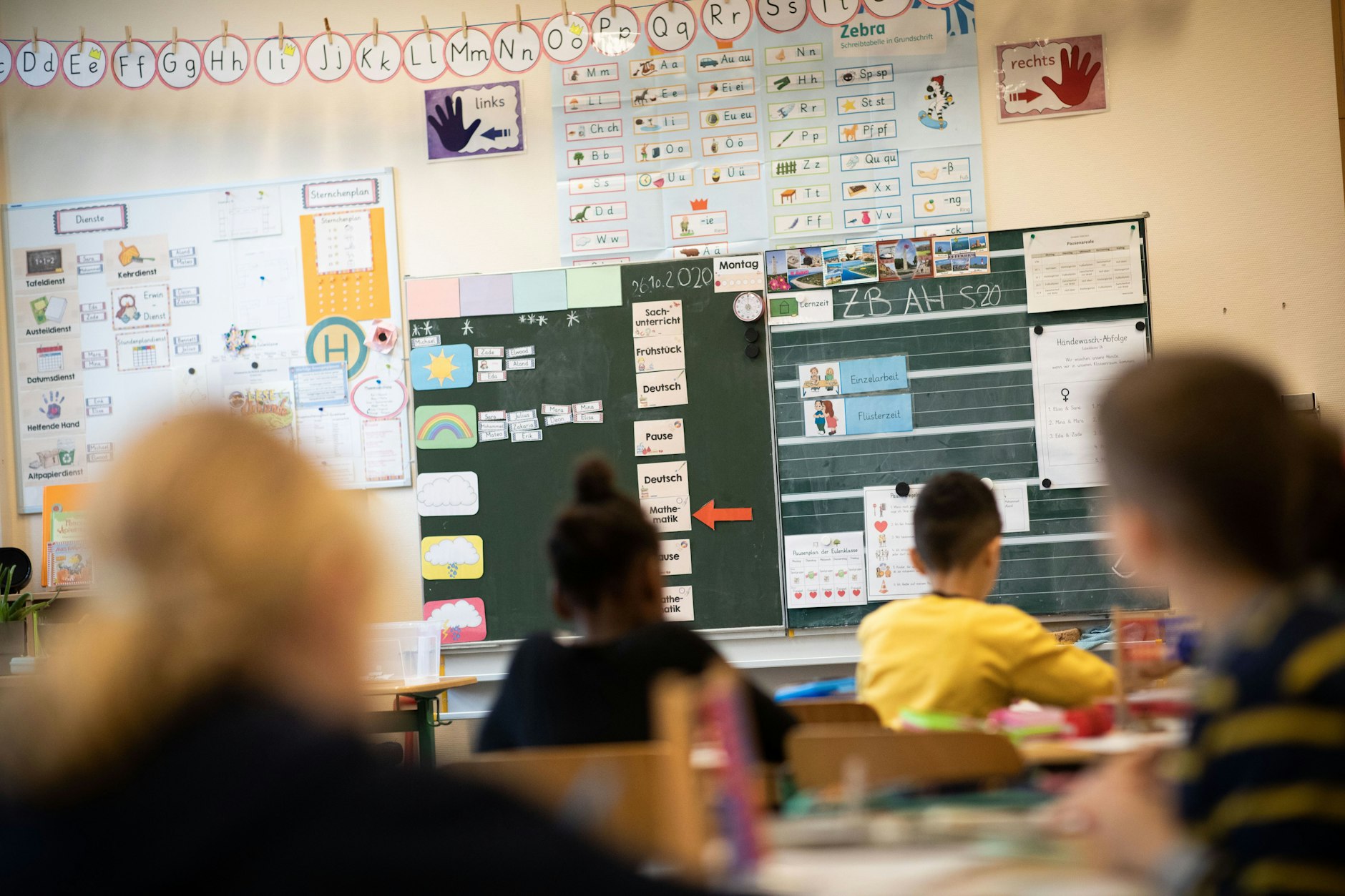 Den jungen Grundschullehrer:innen fehlt nach absolviertem Studium die praxisnahe Erfahrung, weshalb auch für sie die ersten Schulwochen eine große Herausforderung sind.&nbsp;