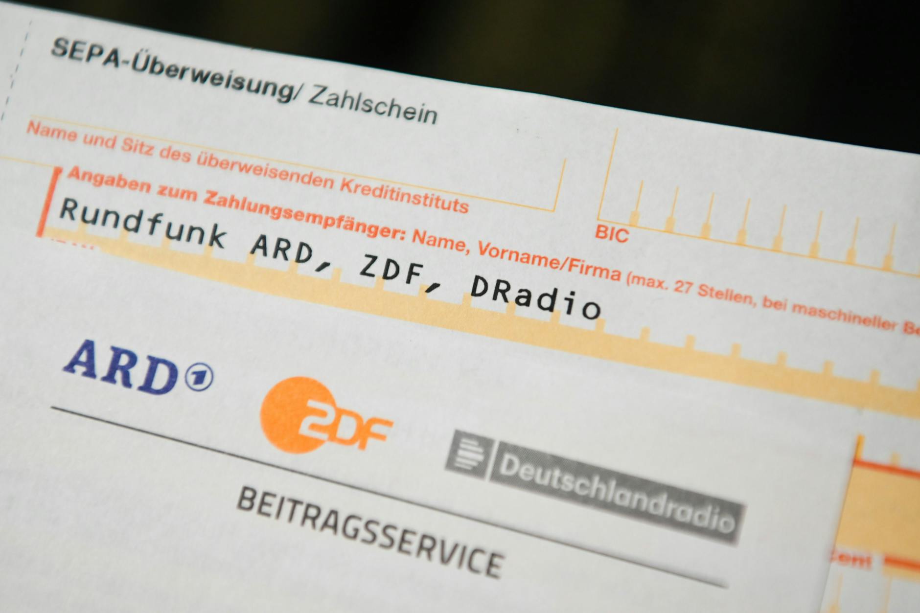 Post vom "Beitragsservice": Anschreiben und Überweisungsträger für die Rundfunkgebühren. 