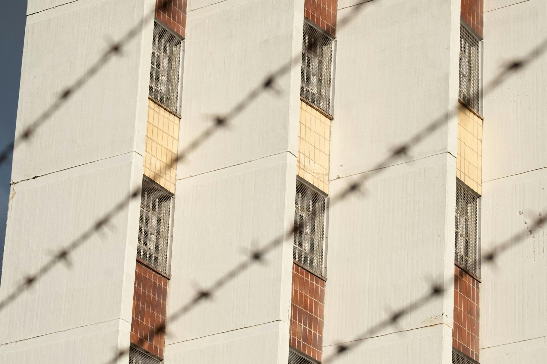 Ein Stacheldrahtzaun umzäunt das Gelände einer Justizvollzugsanstalt. Die Notstromversorgung in den Justizvollzugsanstalten Plötzensee, Tegel und Moabit reicht für mehr als vier Tage.