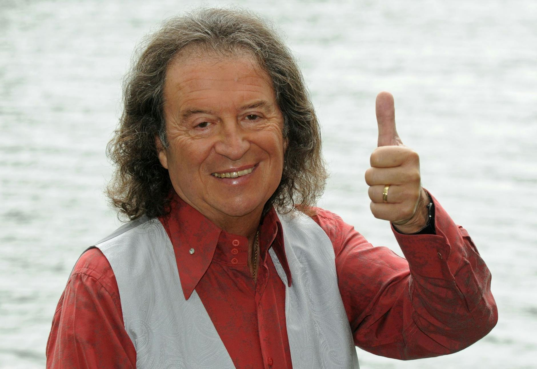 ARCHIV - Der britische Pop- und Schlagersänger Chris Andrews wird 80.