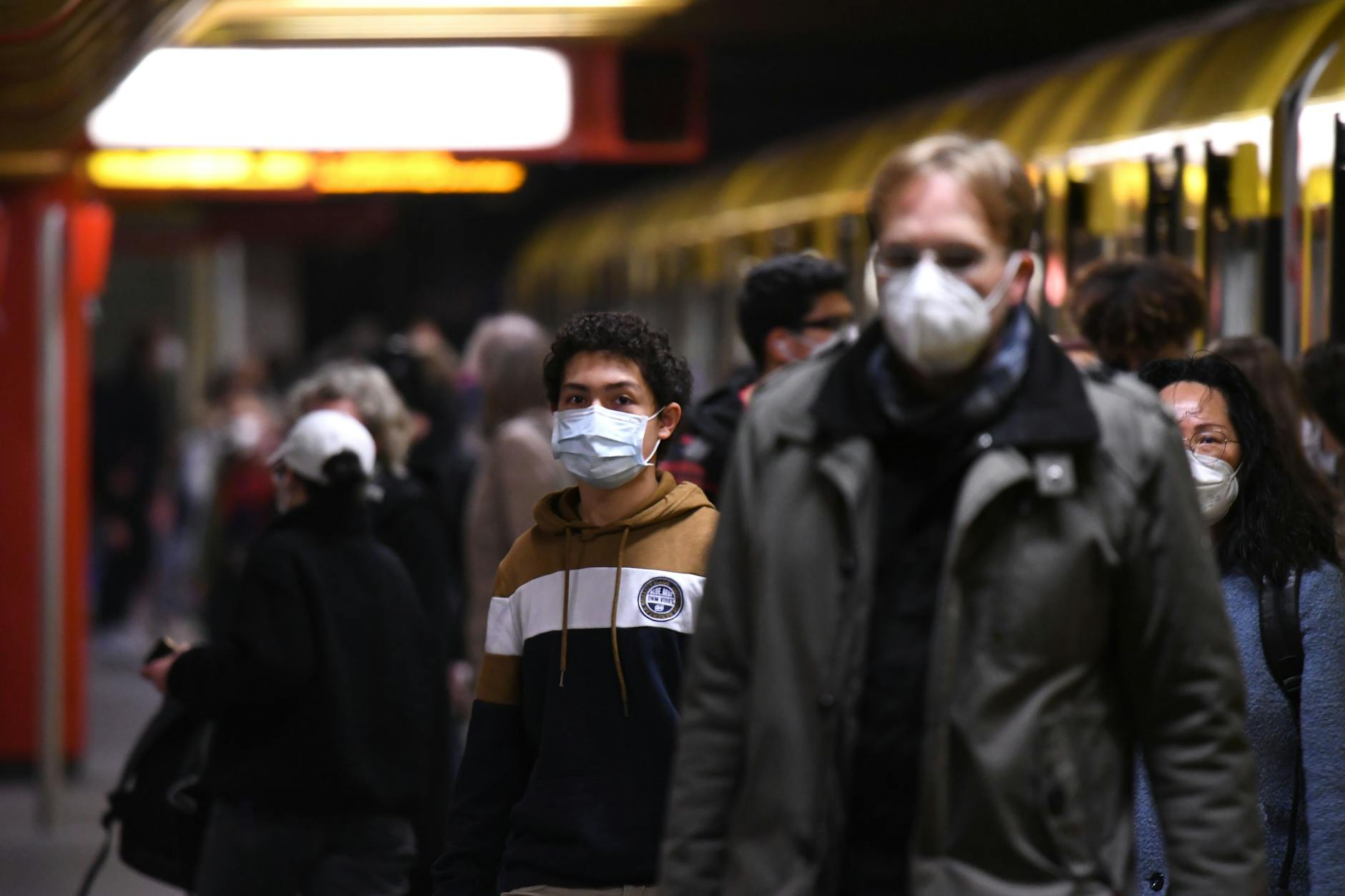 In der U-Bahn muss weiterhin die FFP2-Maske getragen werden.