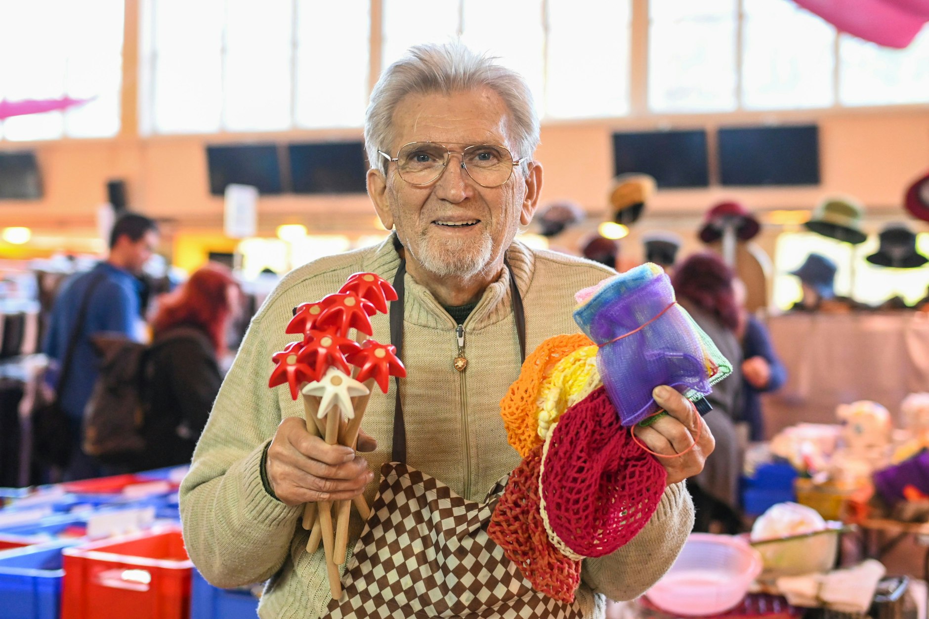 Mit Schürze, Quirlen und Einkaufsnetzen: Seit 2010 bot Peter Hentze das bunte DDR-Allerlei auf der Ostpro an. 