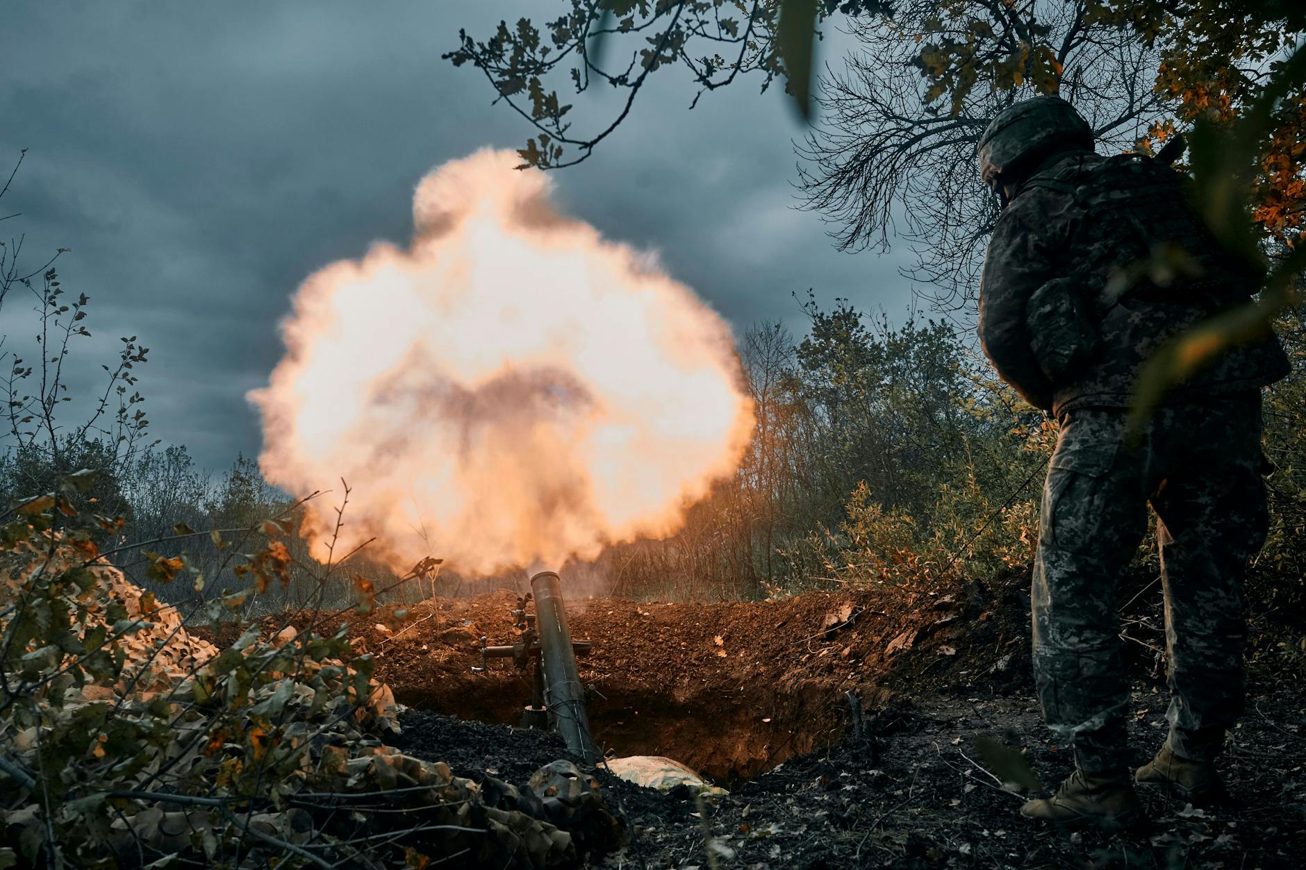 Ein ukrainischer Soldat beschießt nach ukrainischen Angaben russische Stellungen mit einem Granatwerfer. Ein aufgebrauchter Granatwerfer wurde Polen jüngst geschenkt.