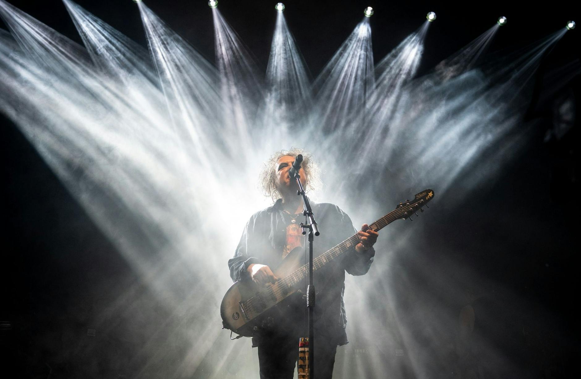 dpatopbilder - Frontmann Robert Smith von The Cure beim Tourauftakt in Hamburg.