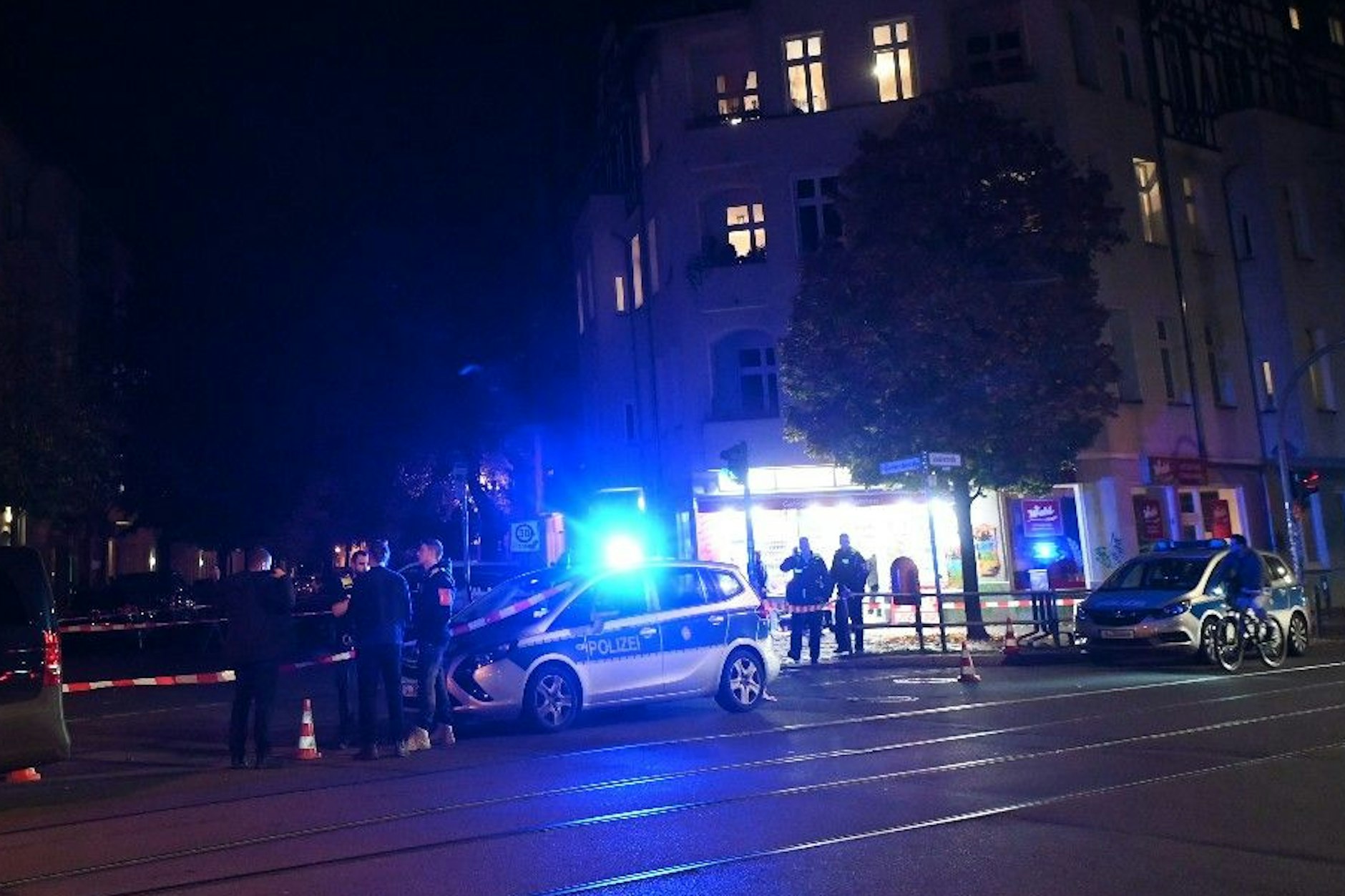Die Polizei sperrte den Tatort in Berlin-Niederschöneweide weiträumig ab.