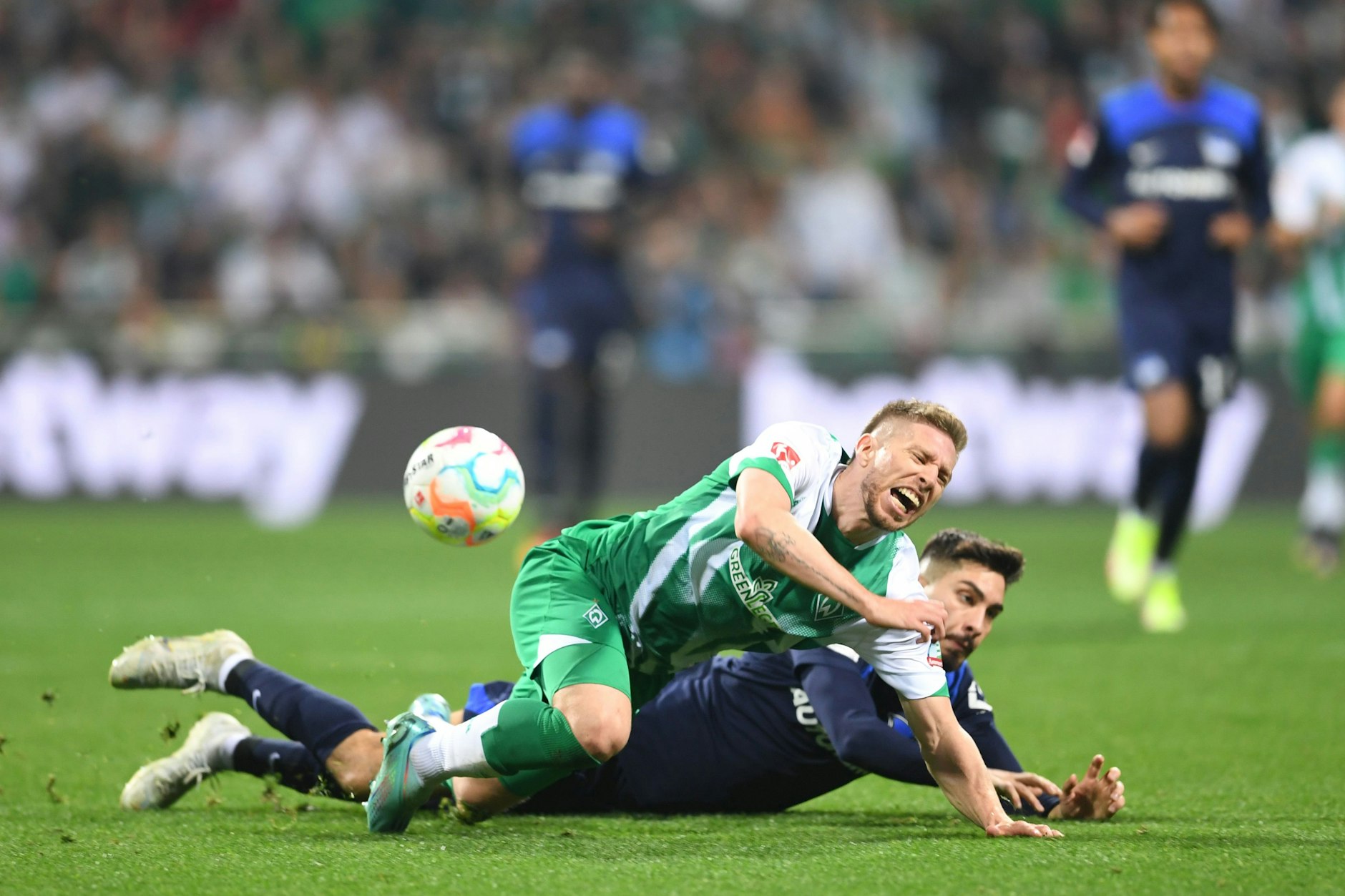 Viel Kampf und Krampf. Hier stoppt Herthas Suat Serdar den Bremer und Ex-Herthaner Mitchell Weiser.