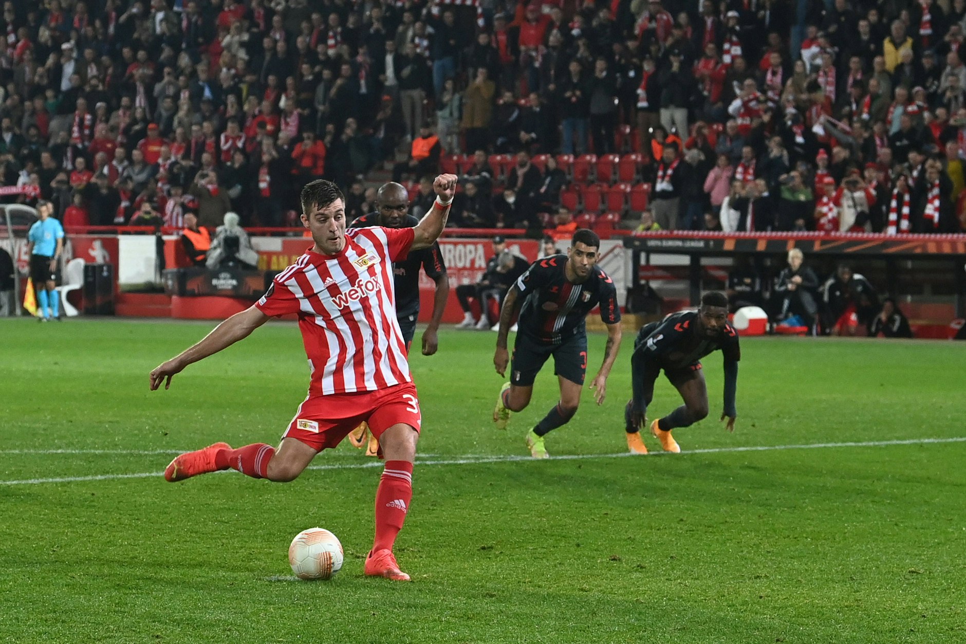 Mit diesem Schuss öffnet Robin Knoche, der Abwehrchef des 1. F Union, das Tor zu einem Millionensegen.