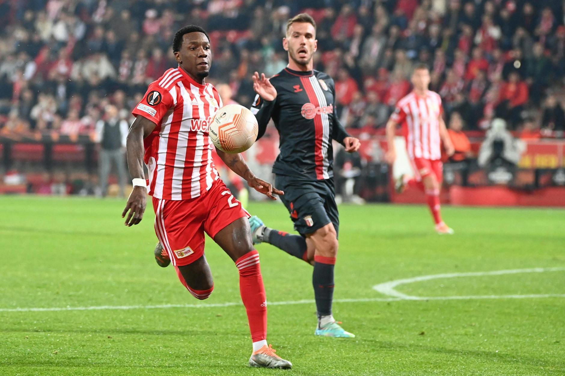 Fussball, Herren, Saison 2022/2023, Europa League Gruppe D, 5. Spieltag 1. FC Union Berlin - SC Sporting Braga, v. l. Sheraldo Becker 1. FC Union, Nuno Sequeira SC Sporting Braga, 27.10. 2022.
