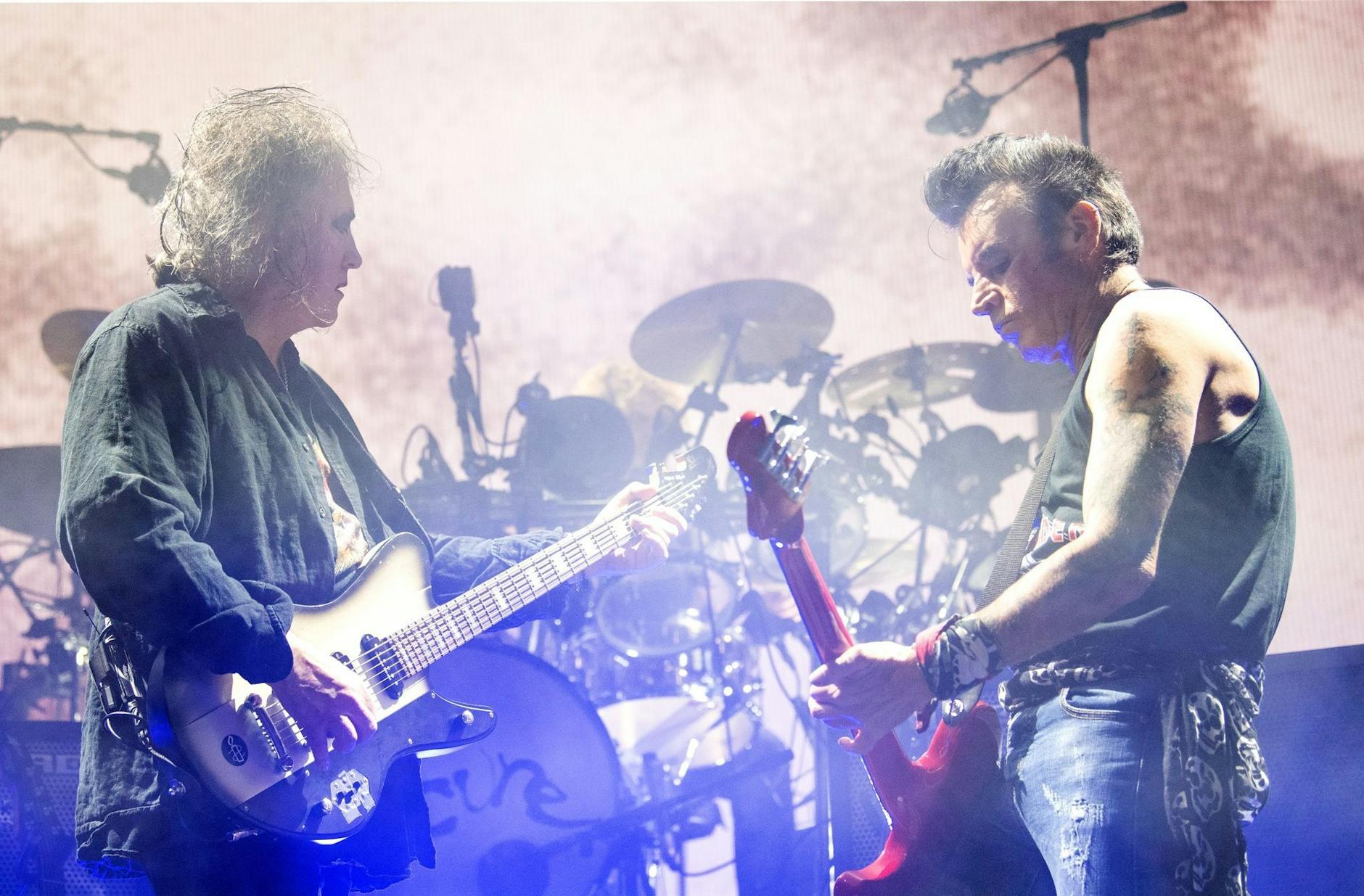 Robert Smith (l-r), Schlagzeuger Jason Cooper und Bassist Simon Gallup in Hamburg.