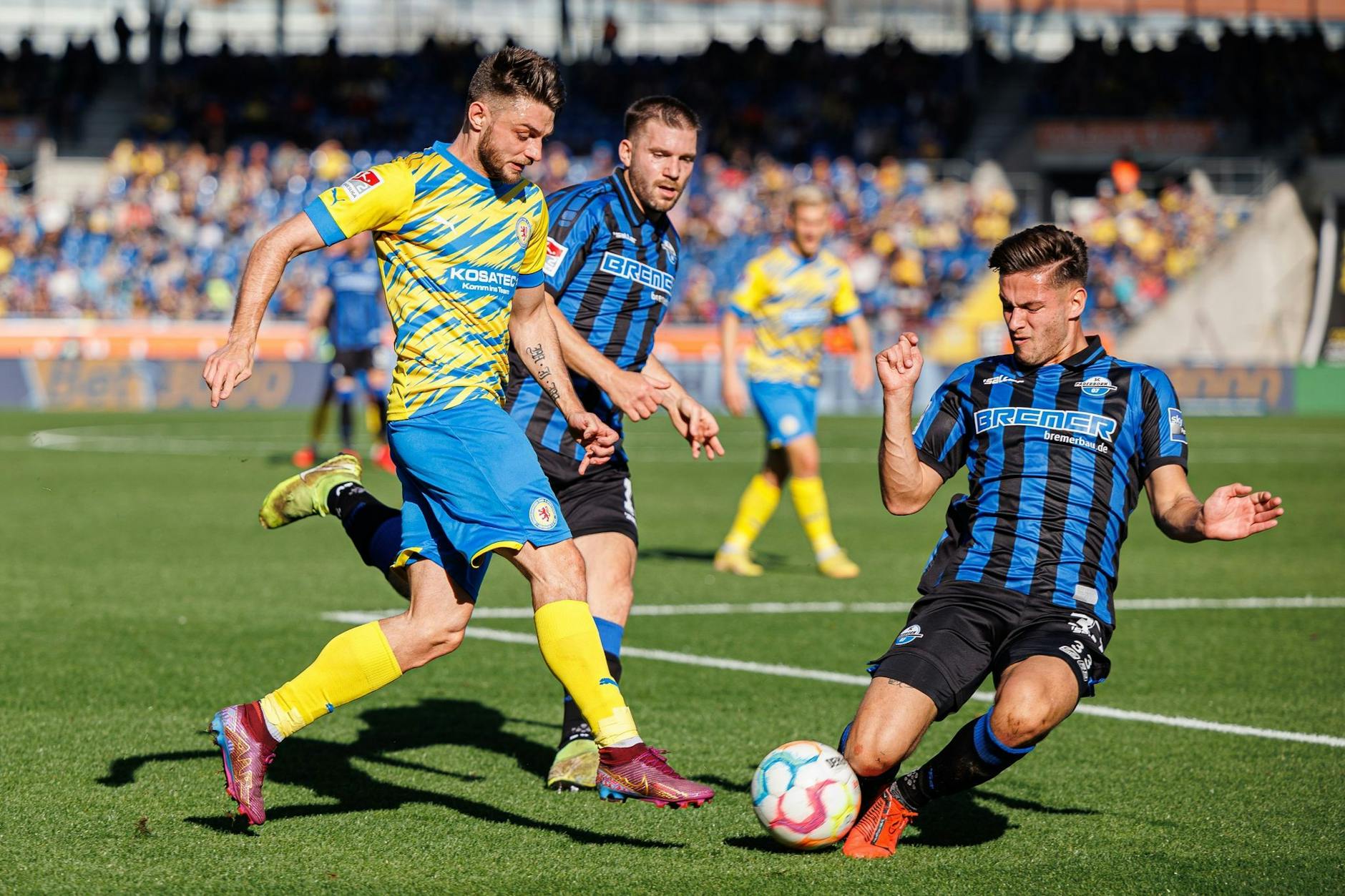 Paderborns Marcel Hoffmeier (r) versucht Braunschweigs Maurice Multhaup vom Ball zu trennen.