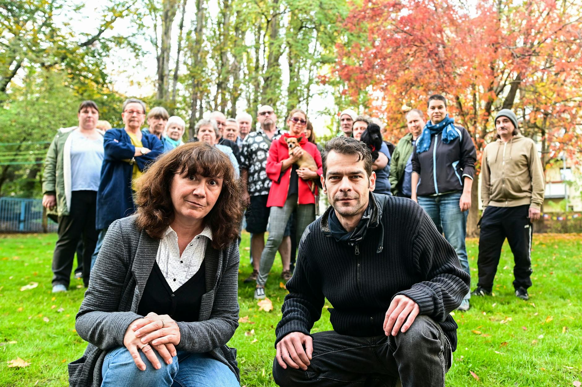 Erik Zwikirsch hat die Bürgerinitiative ins Leben gerufen. Bärbel Schütte ist eine Unterstützerin der Initiative. Sie sprechen für viele Mieter in den umliegenden Häusern. 