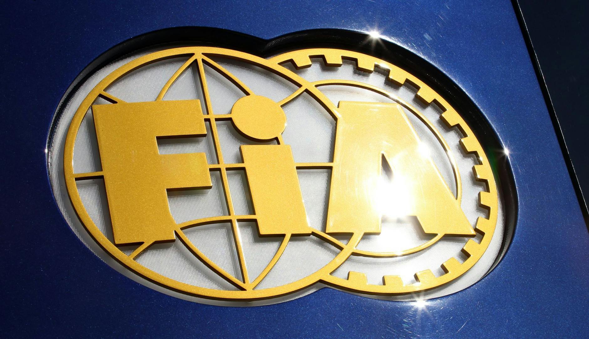 ARCHIV - Das Logo des Motorsport-Weltverbandes Fia.