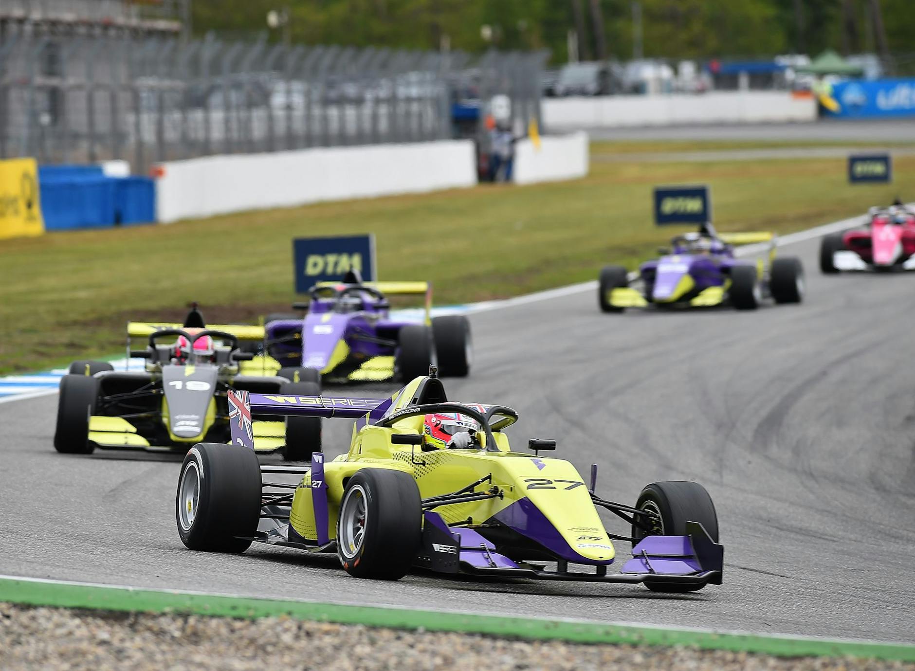 ARCHIV - Dier Formel 1 soll eine eigene Frauen-Rennserie planen.