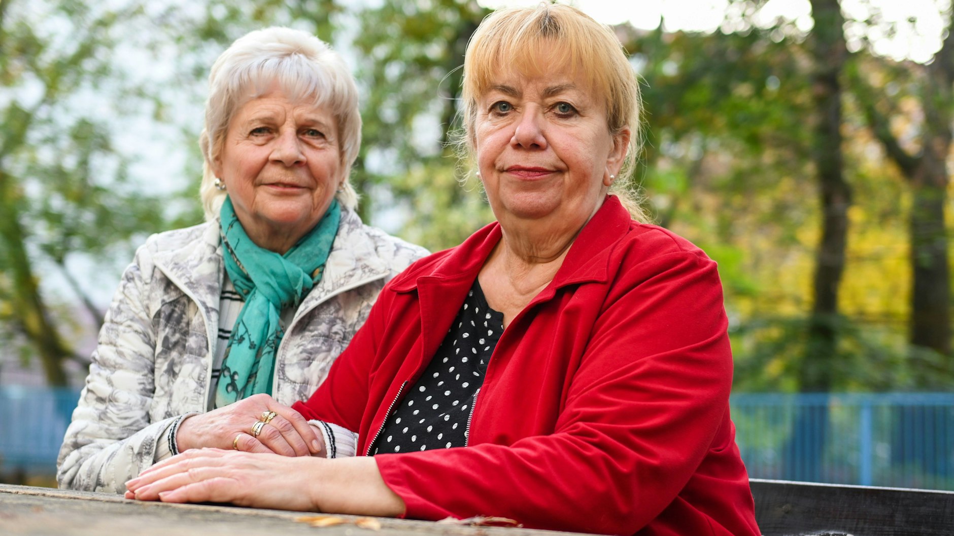Marianne Wischnewski (links) und Jutta Ludwig  sind froh, dass es im Hof im Sommer kühl ist.&nbsp;