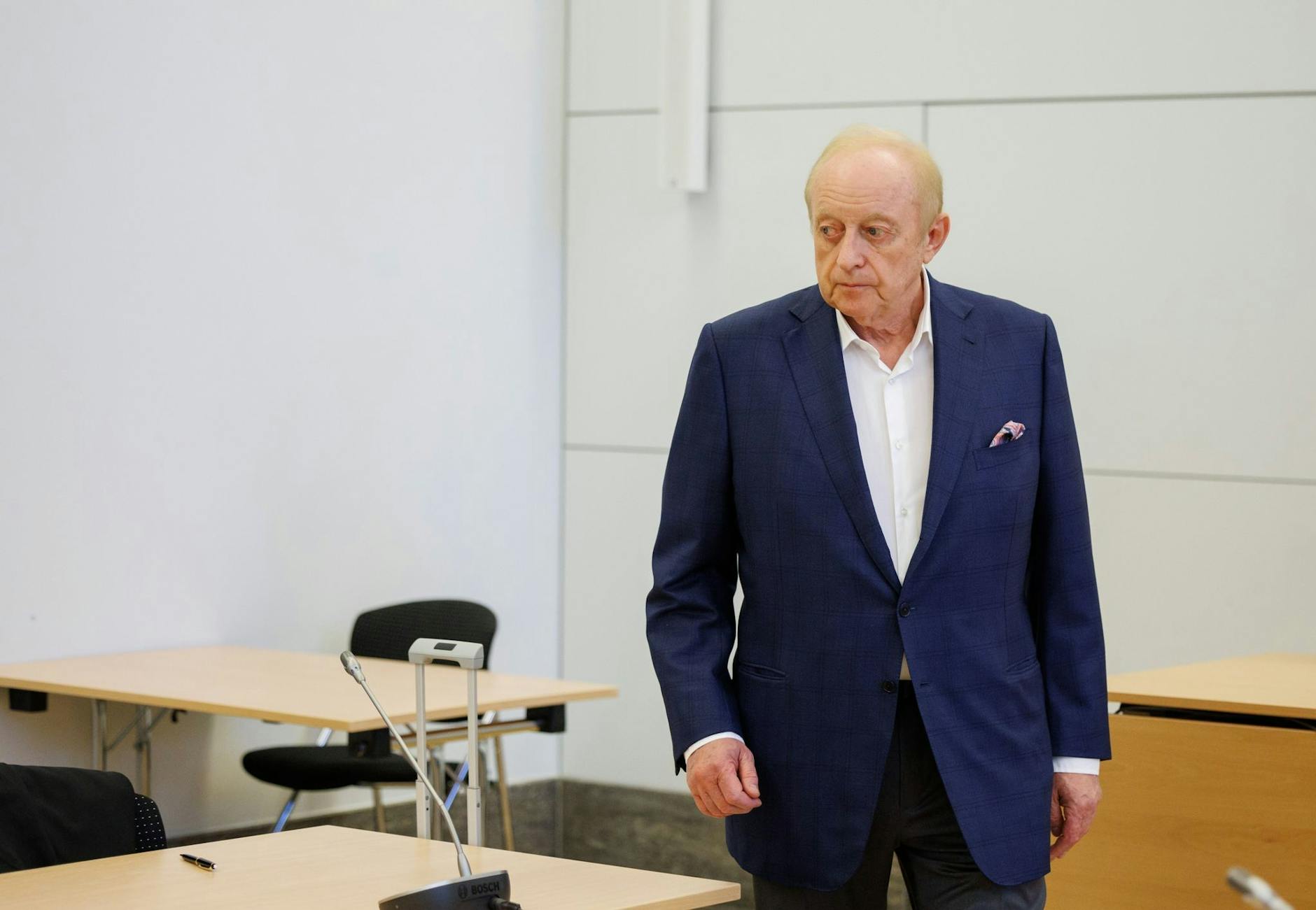 Alfons Schuhbeck kommt vor Prozessbeginn als Angeklagter in den Gerichtssaal im Landgericht München I.