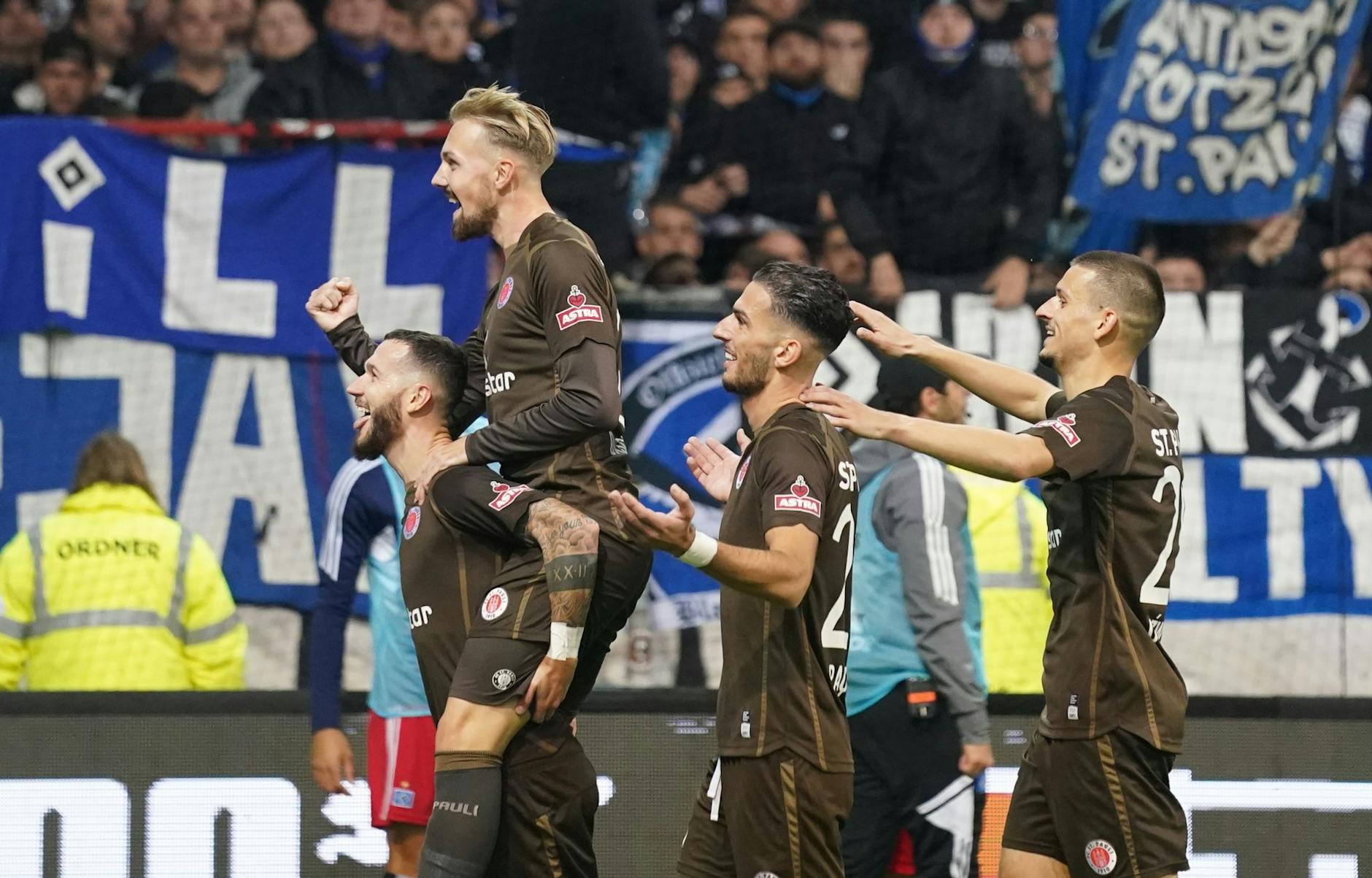 Feierstimmung: Der FC St. Pauli besiegte im Stadtderby souverän den HSV. - Nutzung nur nach schriftlicher Vereinbarung mit der dpa