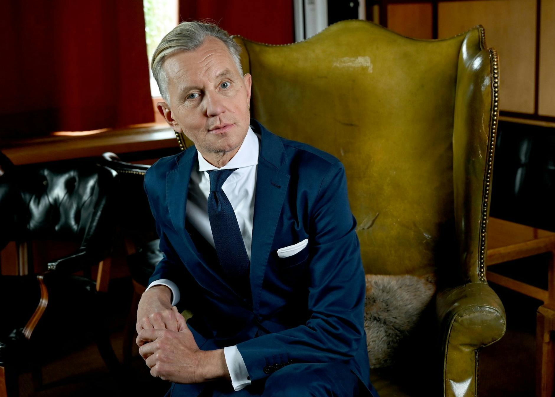 ARCHIV - Der Musiker Max Raabe am Rande eines dpa-Interviews. dpa