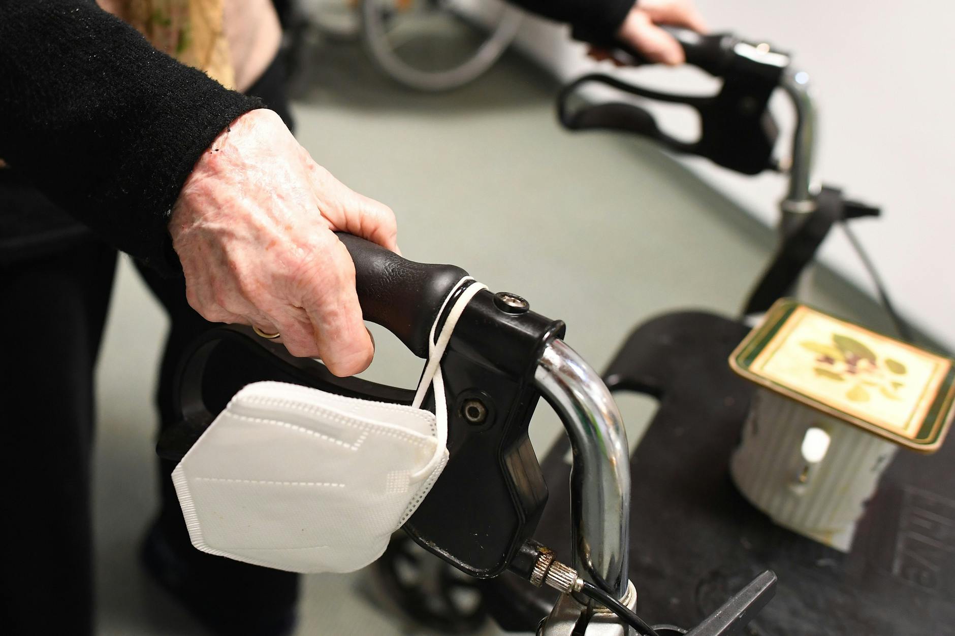 Die meisten Bundesländer haben die FFP2-Makenpflicht in Pflegeheimen gekippt. Berlin allerdings nicht.