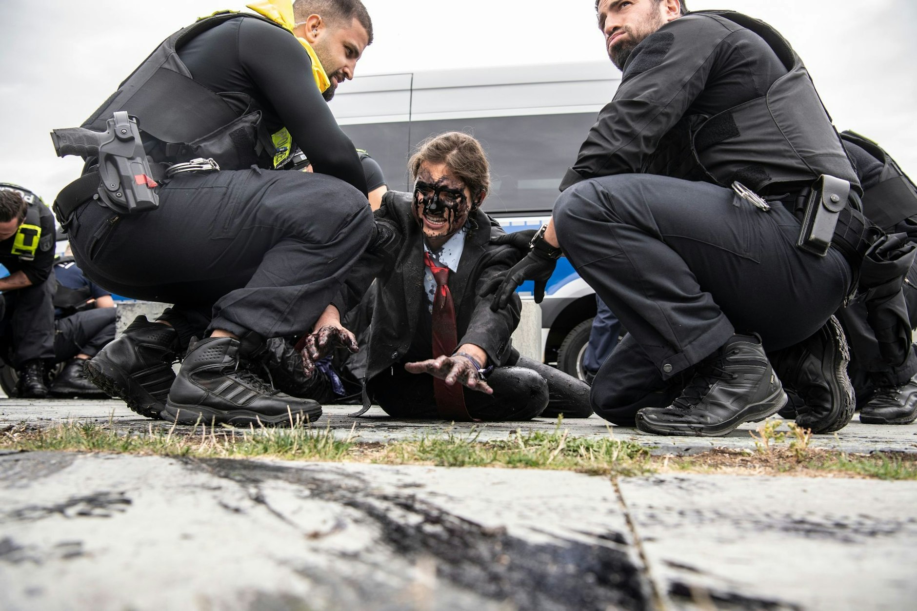 Ein Katz- und Maus-Spiel zwischen Klimaschützer der «Letzten Generation» und der Polizei. Vor dem Kanzleramt kippten sie eine öl-ähnliche Farbsubstanz auf eine Wiese, rissen die Grasflächen auf, um nach eigenen Angaben nach Öl zu bohren. 