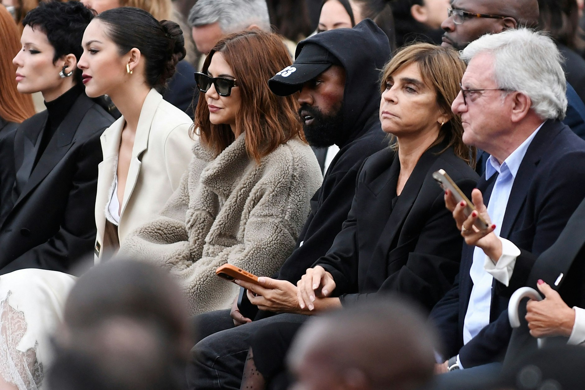 Paris, 2. Oktober: Zwei Tage vor dem Rassismus-Eklat sitzt Kanye West noch bei Givenchy in der ersten Reihe. Rechts neben ihm die renommierte Modejournalistin Carine Roitfeld, links unter anderem die Sängerinnen Olivia Rodrigo und Halsey.