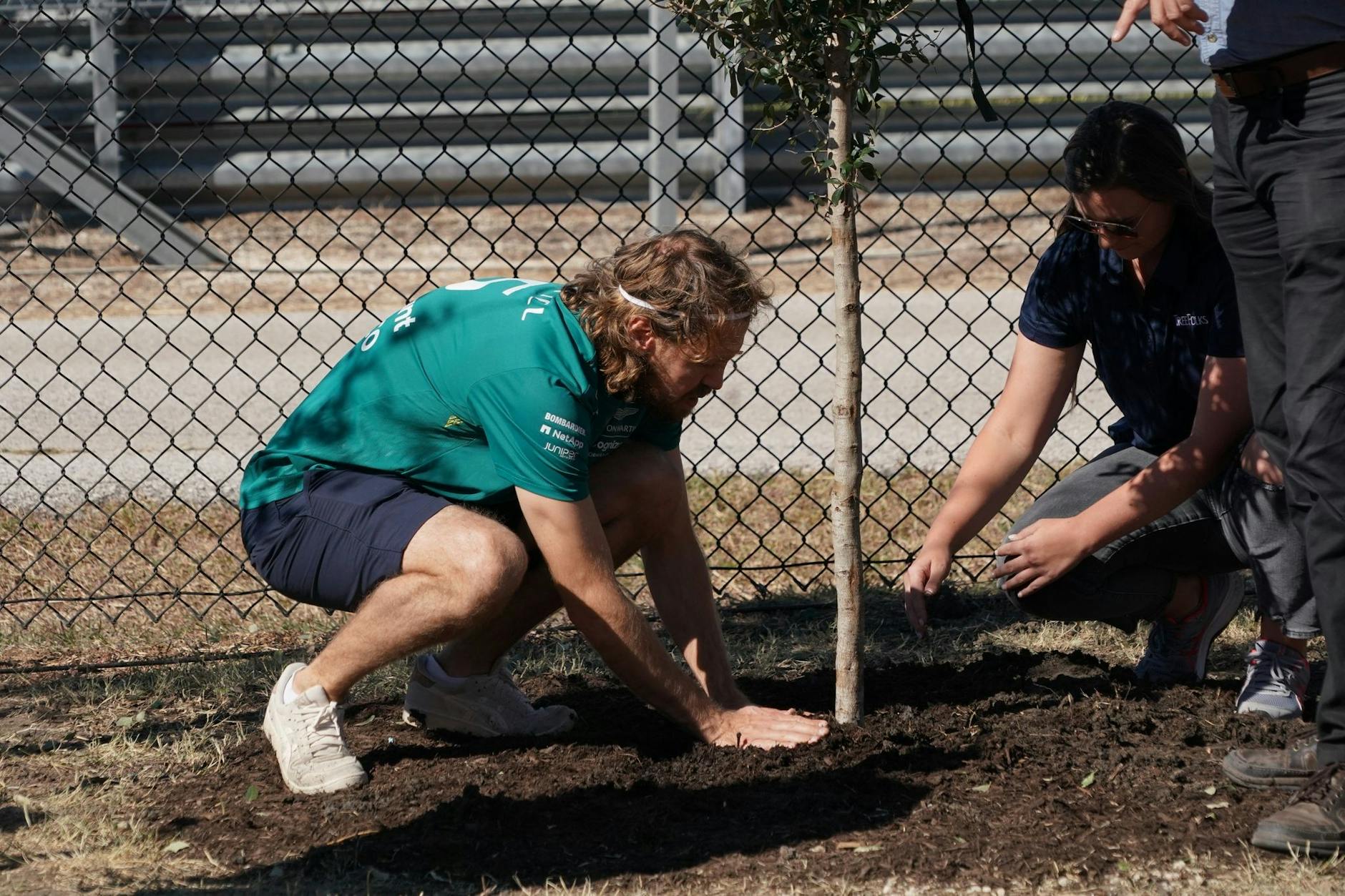 Ein Baum pro Rennen: Sebastian Vettel wird in Austin eine besondere Ehre erwiesen.
