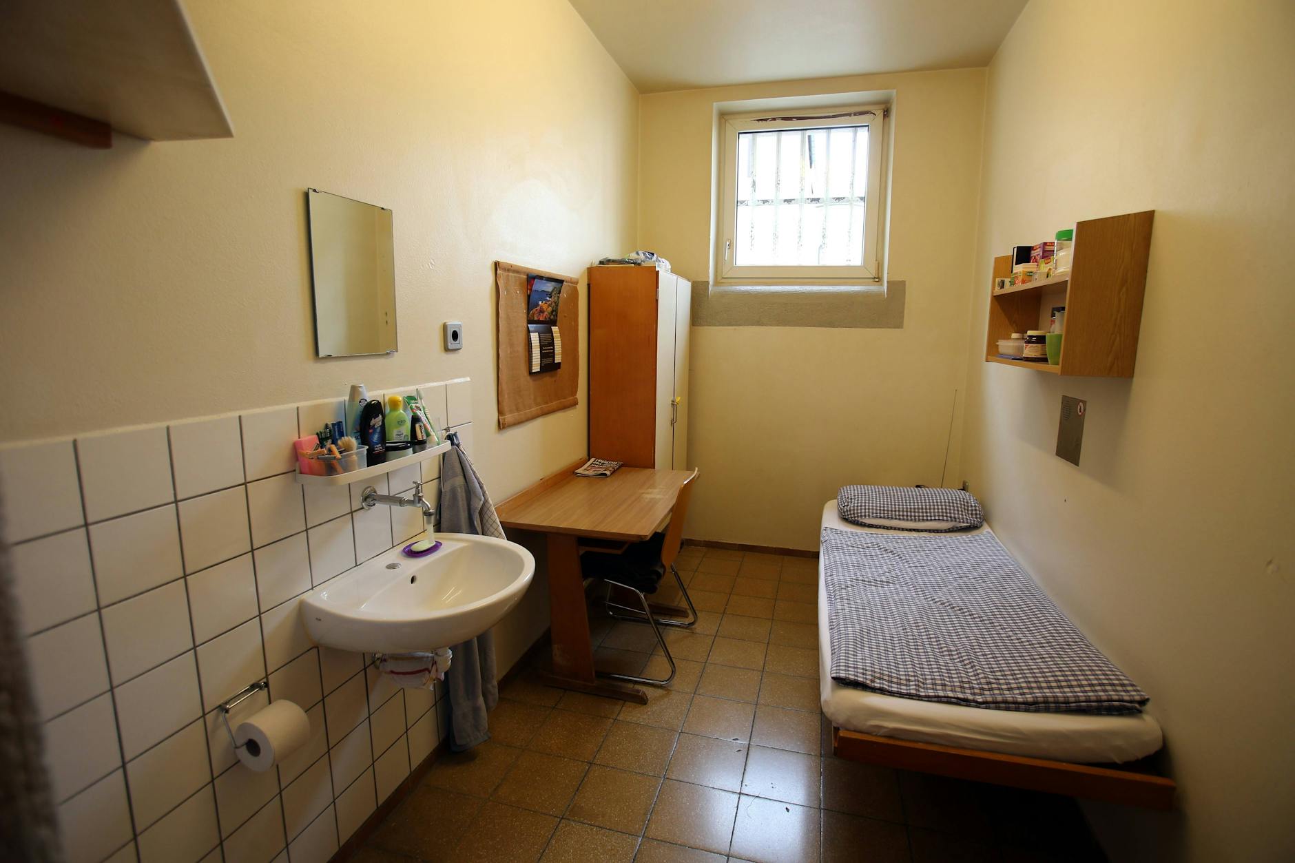 Eine Einzelzelle in der JVA Landsberg am Lech