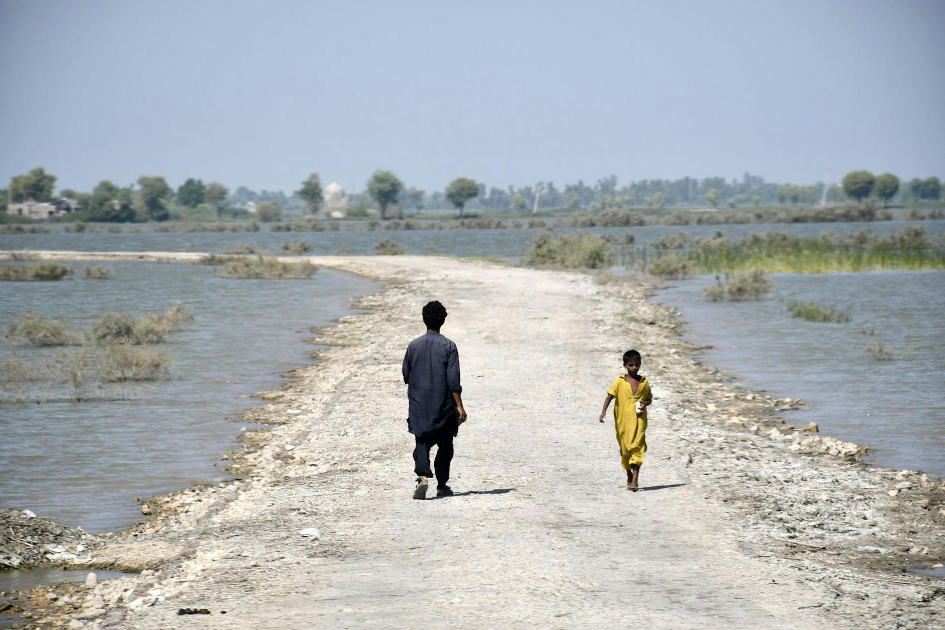 ARCHIV - Durch die verheerenden Überschwemmungen in Pakistan stehen weite Landstriche unter Wasser. Experten machen den Klimawandel für die zunehmende Anzahl von Naturkatastrophen in dem südasiatischen Land verantwortlich.