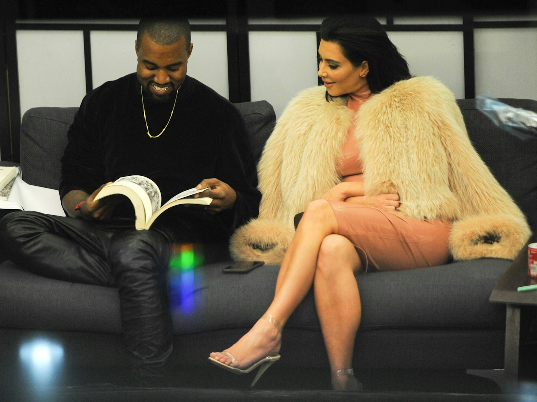 Es könnte alles so schön sein: Kanye und Kim beim gemeinsamen Stöbern in erfreulichen Texten.