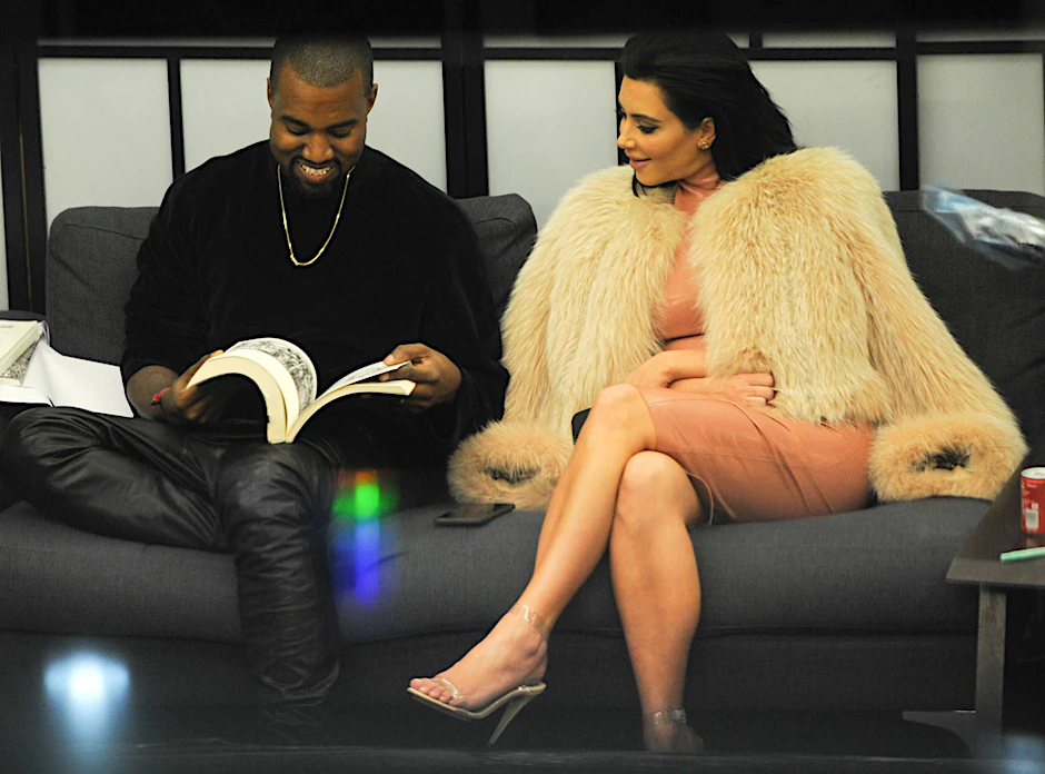 Es könnte alles so schön sein: Kanye und Kim beim gemeinsamen Stöbern in erfreulichen Texten.