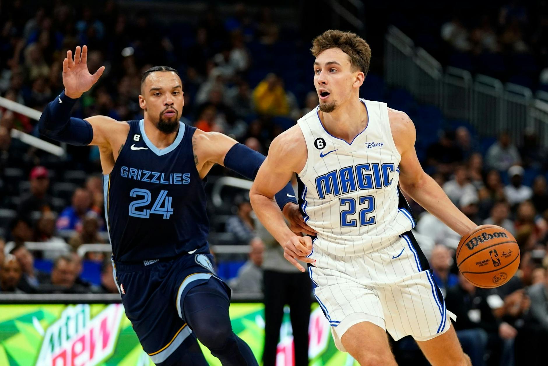 Orlandos Franz Wagner (r) setzt sich gegen Dillon Brooks von den Memphis Grizzlies durch.
