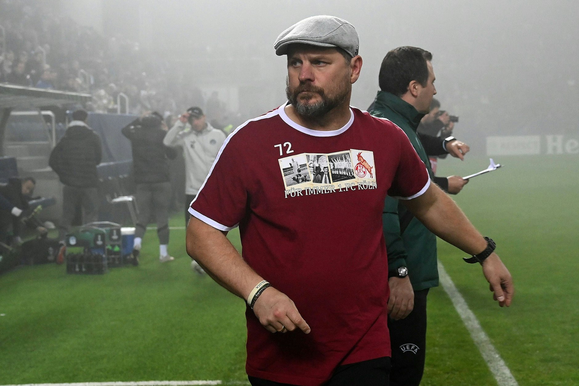Steffen Baumgart im Nebel bei der abgebrochenen Conference-League-Partie gegen den 1. FC Slovacko aus Tschechien.
