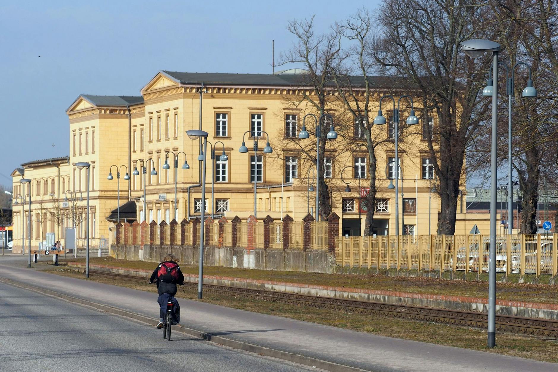 Das Empfangsgebäude des Bahnhofs Wittenberge. Heute steht das denkmalgeschützte Bauwerk größtenteils leer. 2023 wird es saniert. Unter anderem ziehen dort ein Gründerzentrum und ein Co-Working-Space ein.