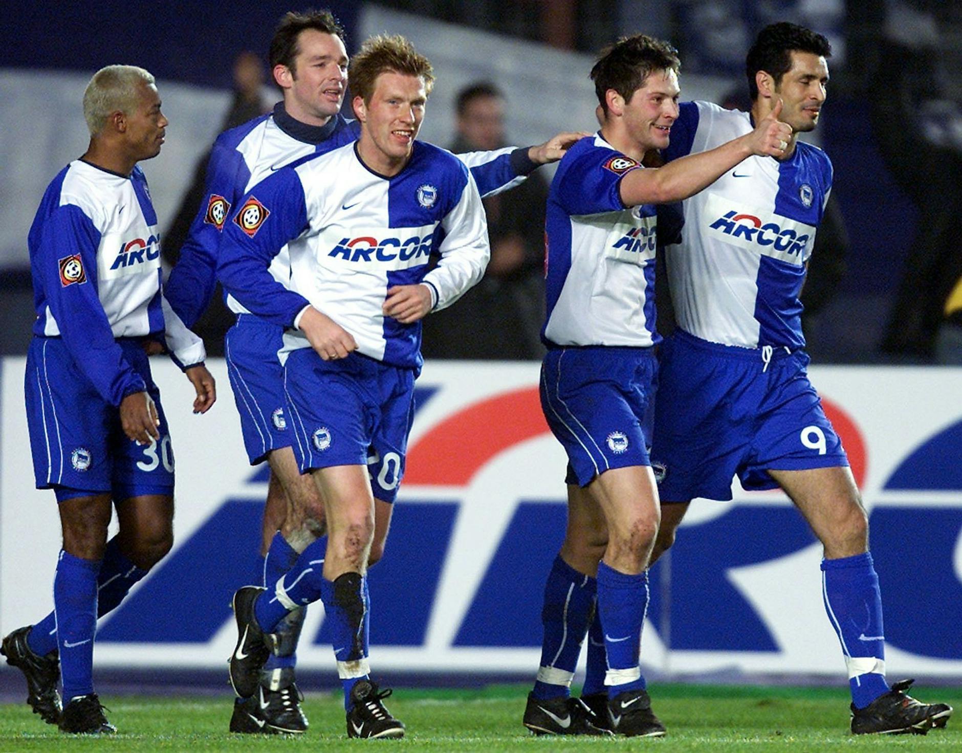 ARCHIV - Ali Daei (rechts), Ex-Profi von Hertha BSC.