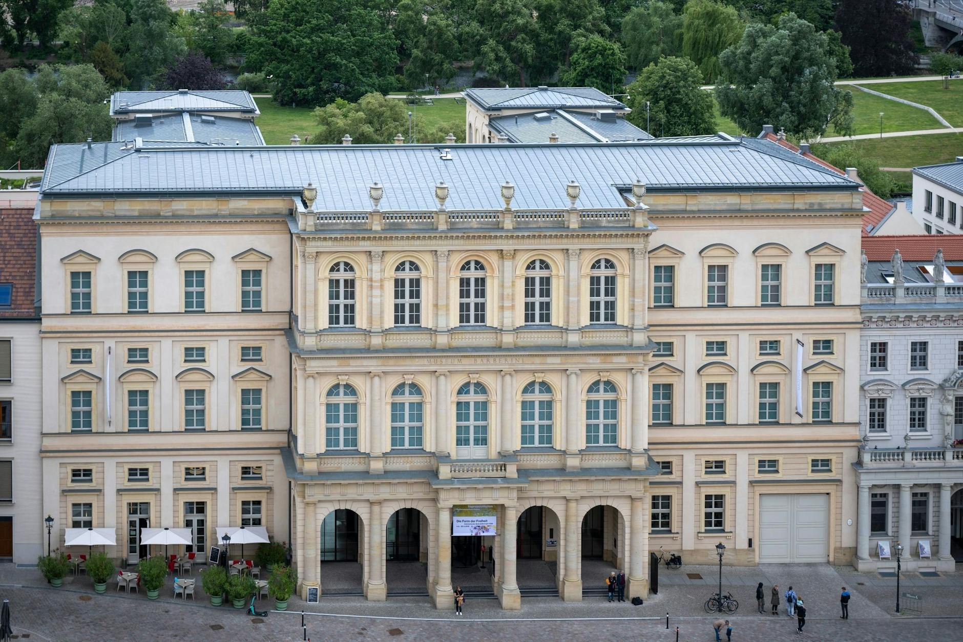 ARCHIV - Im Potsdamer Museum Barberini haben Klimaaktivsten ein Gemälde von Claude Monet attackiert.